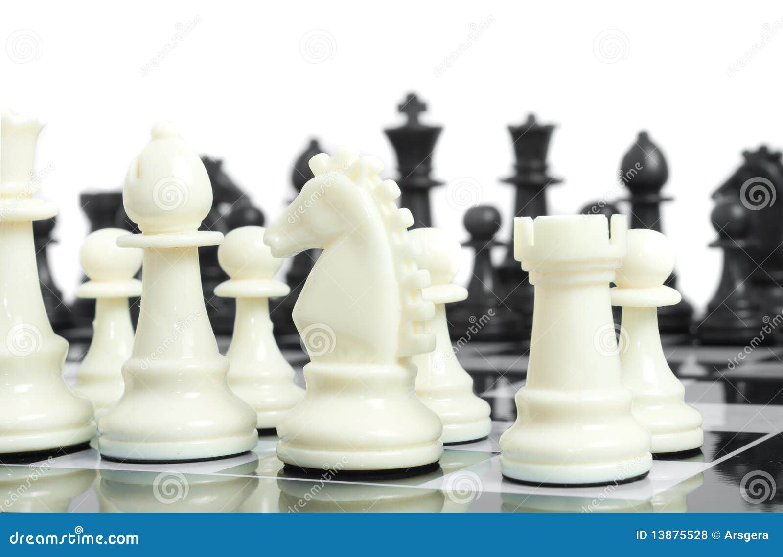 Jogo De Xadrez. Peças Brancas E Pretas No Tabuleiro De Xadrez. Foto de  Stock - Imagem de tabuleiro, internacional: 221923768