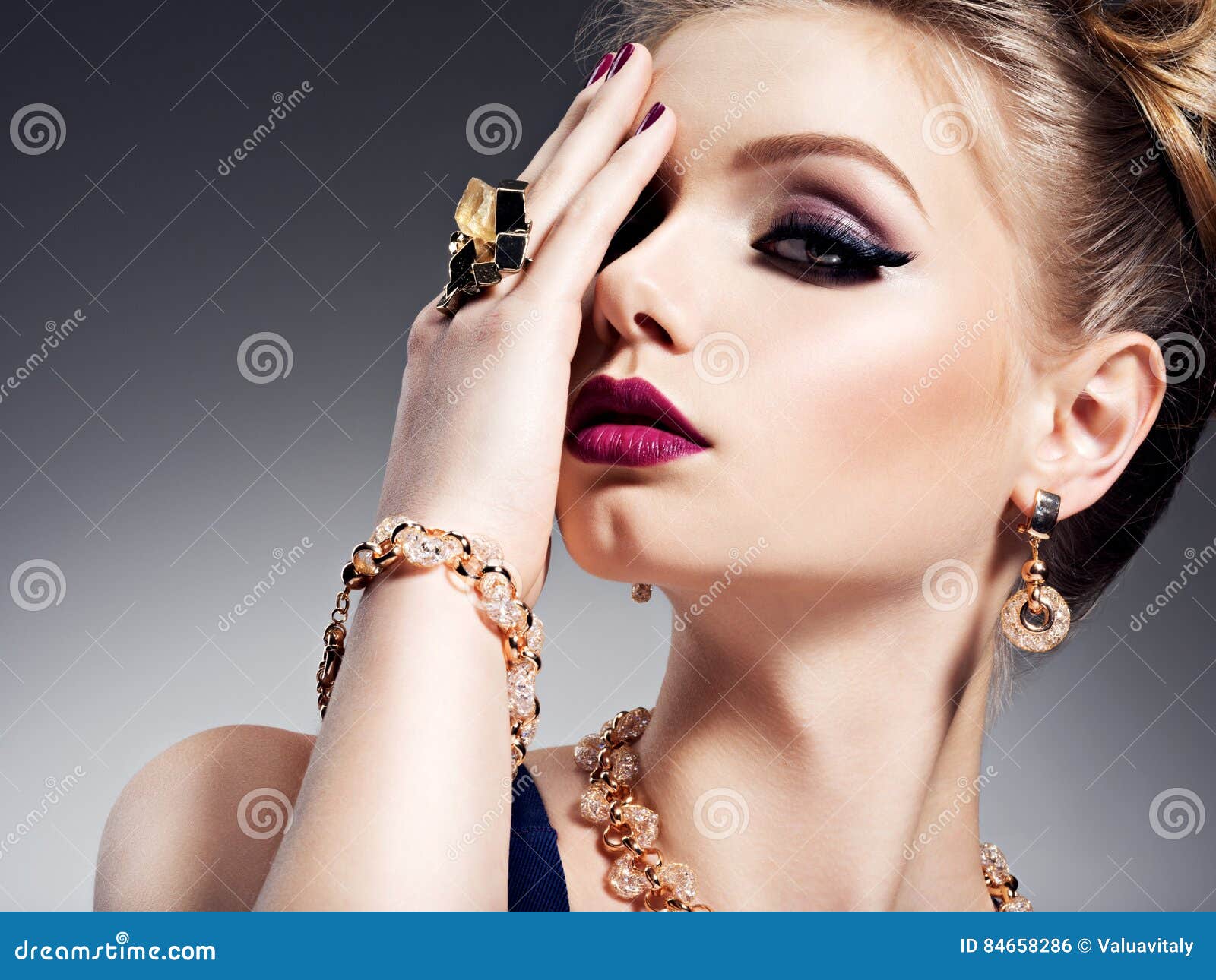 408,113 Beautiful Girl Jewelry Royalty-Free Images, Stock Photos & Pictures