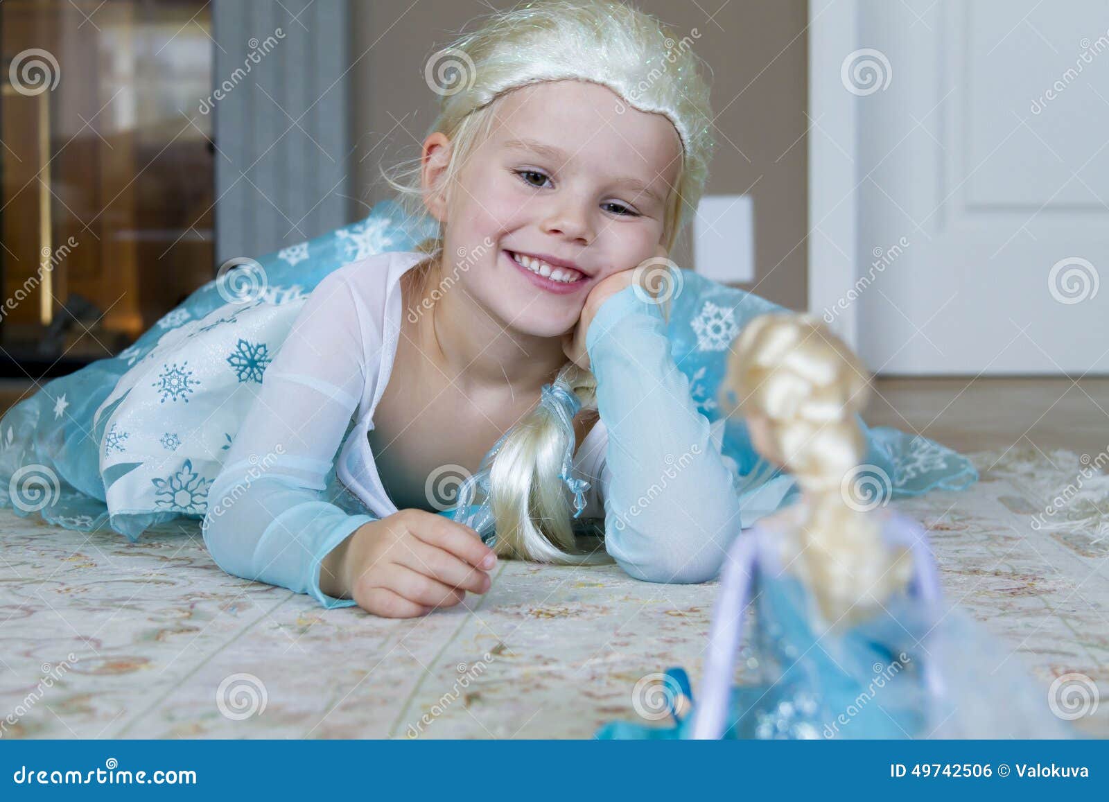 Princess Elsa and Anna from Frozen 2 Magical Journey. this Event is a  Promotion for New Disney Blockbuster Movie Editorial Image - Image of  dress, castle: 164197410
