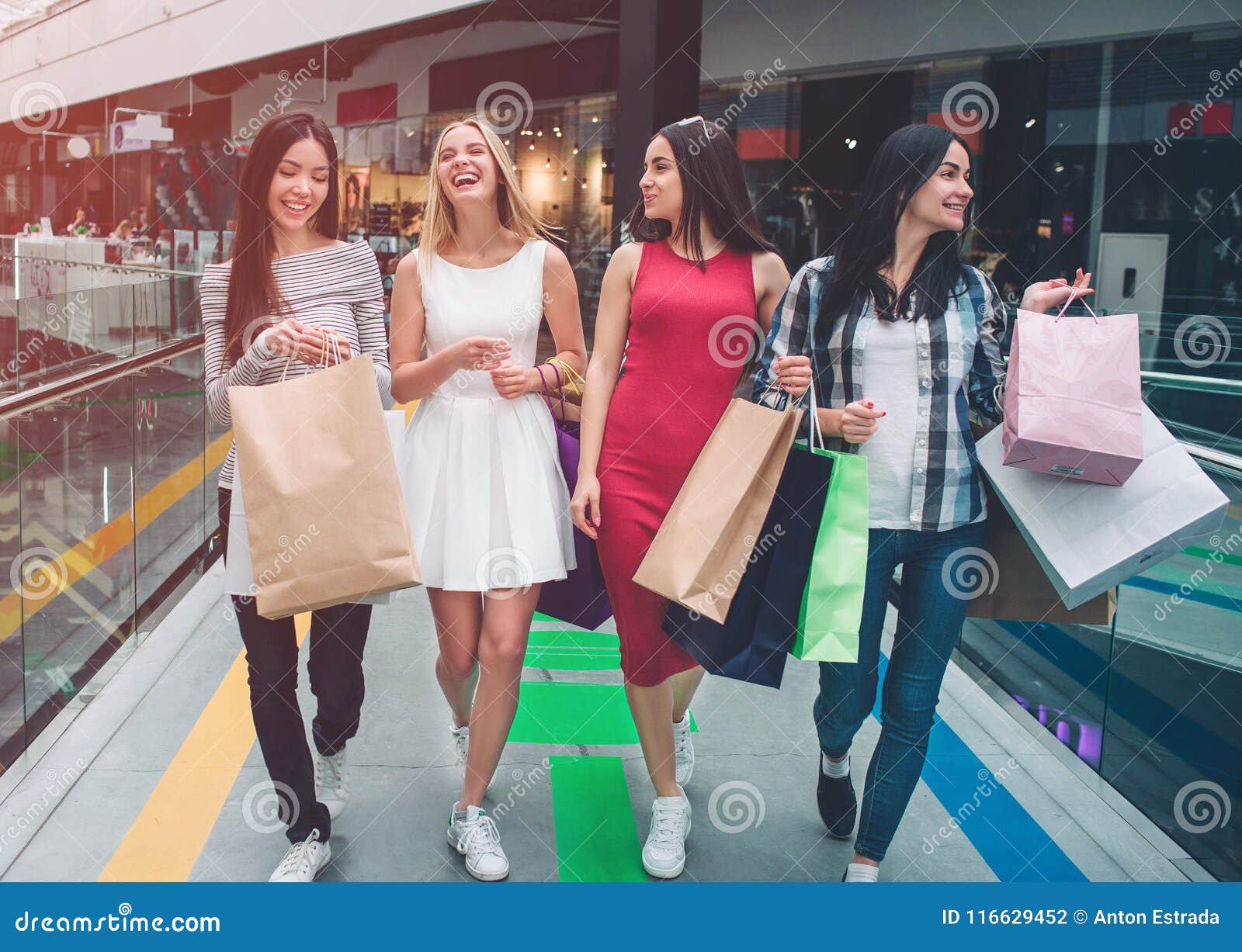 Usually they shopping. Подруги гуляющие по магазинам. Девушка идет \торговый центр. Молодежь в магазине. Девушка гуляет по магазину.