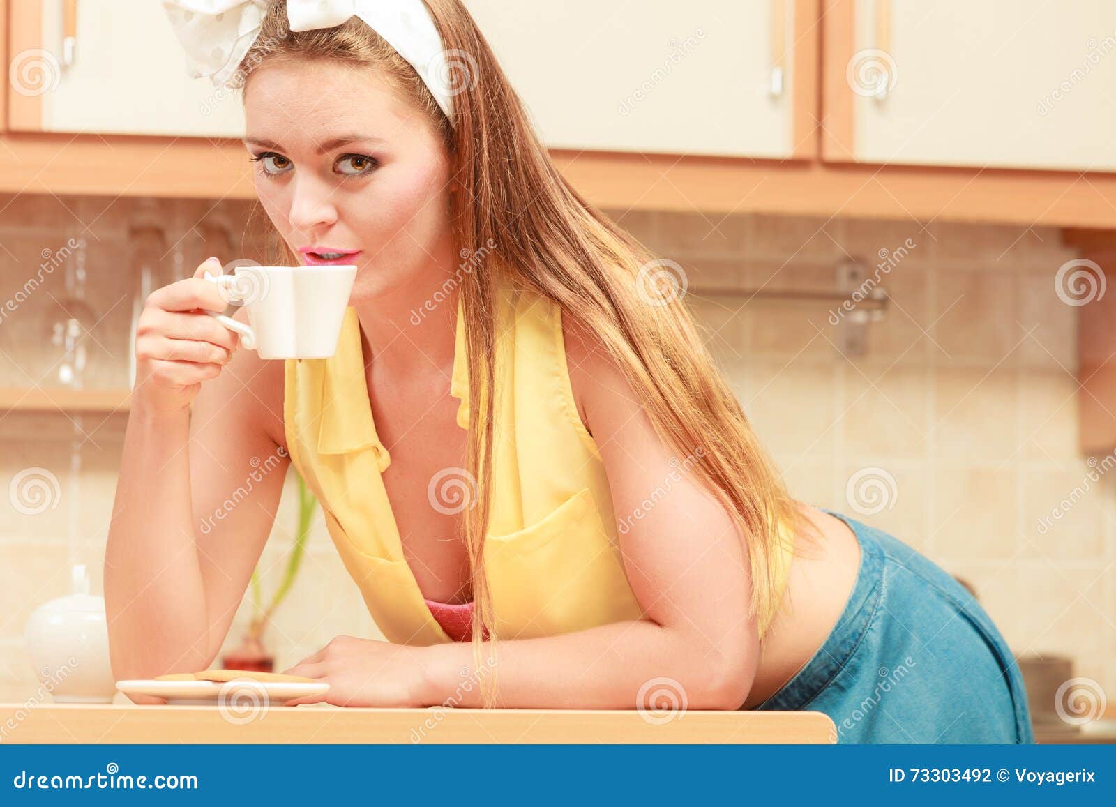 https://thumbs.dreamstime.com/z/pretty-pin-up-girl-drinking-tea-coffee-home-gorgeous-young-retro-woman-hot-beverage-relaxing-73303492.jpg