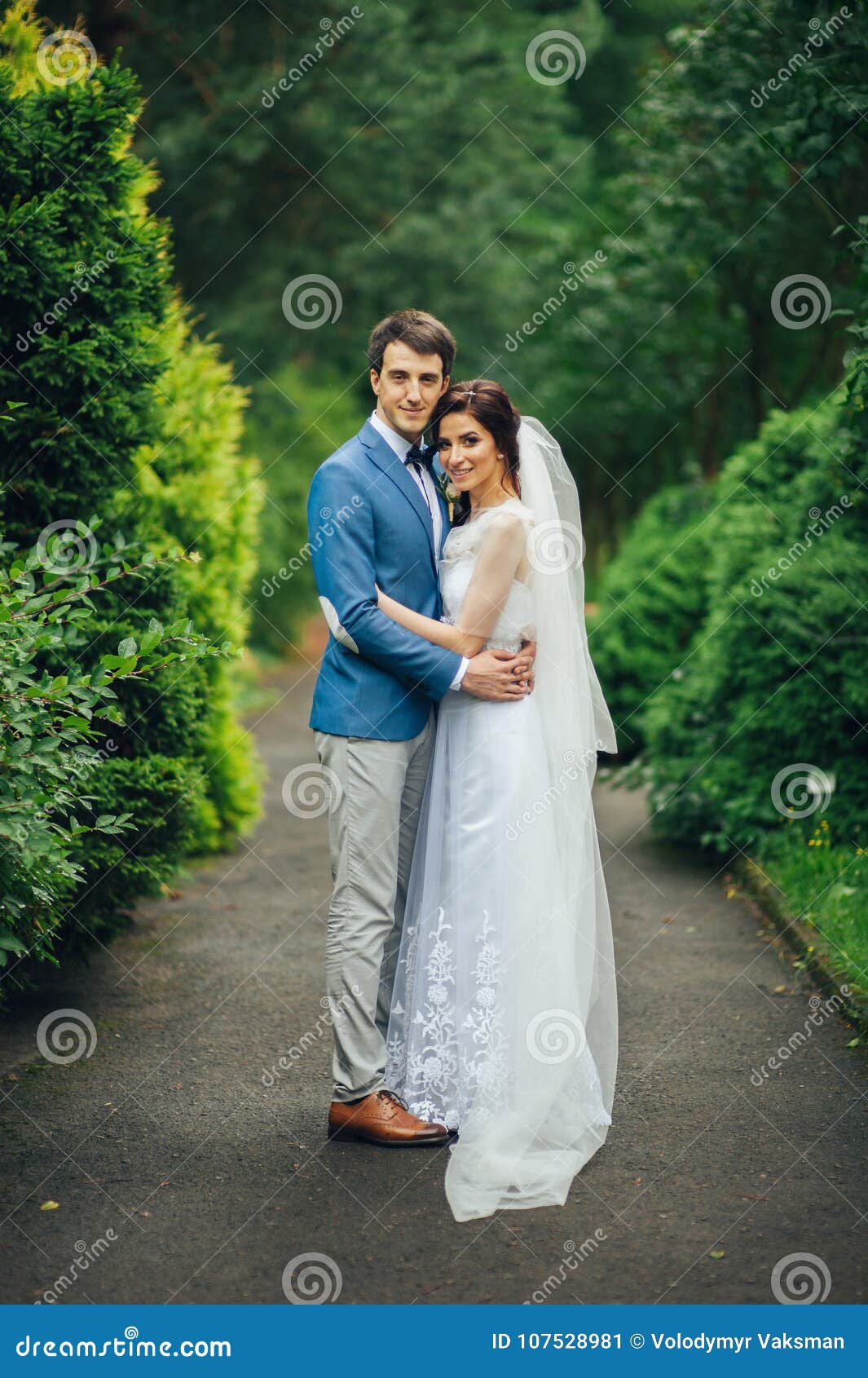 13+ Romantic Couple Poses Ideas for Wedding Photography - Chitrkala