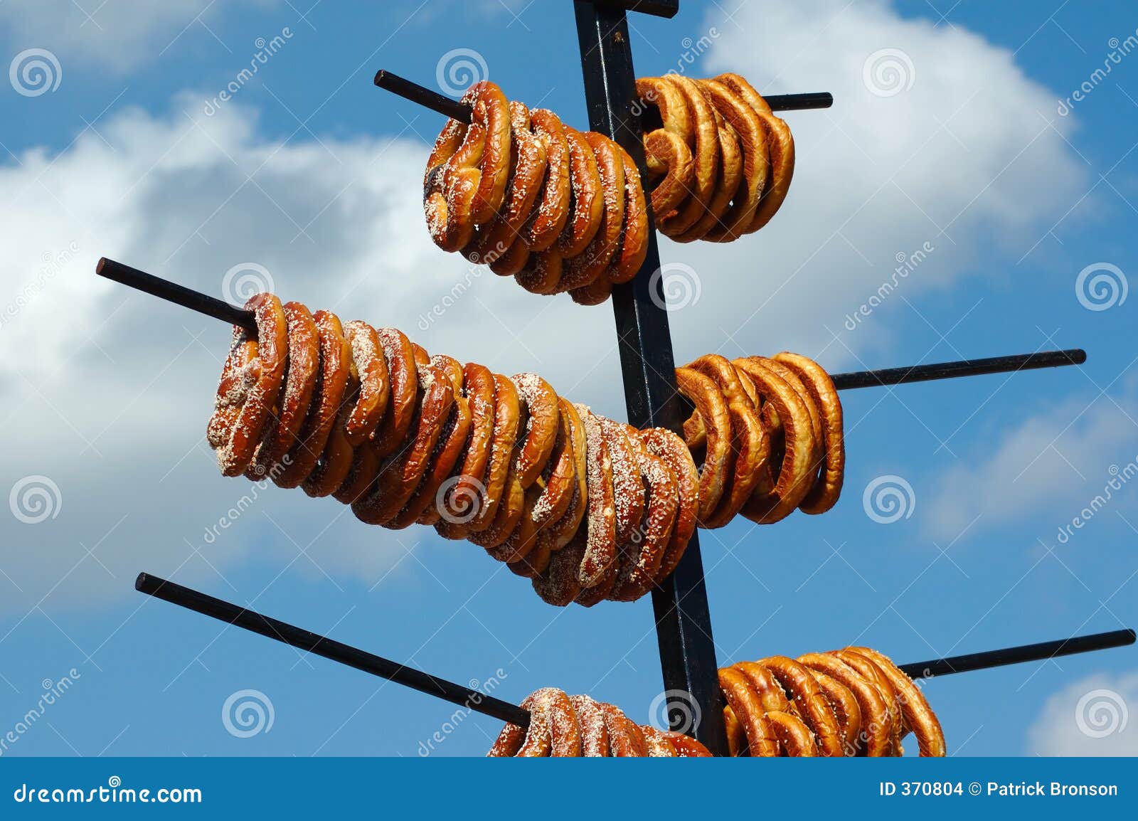 Pretzels mous sur un pôle de constructeurs attendant pour être vendu.