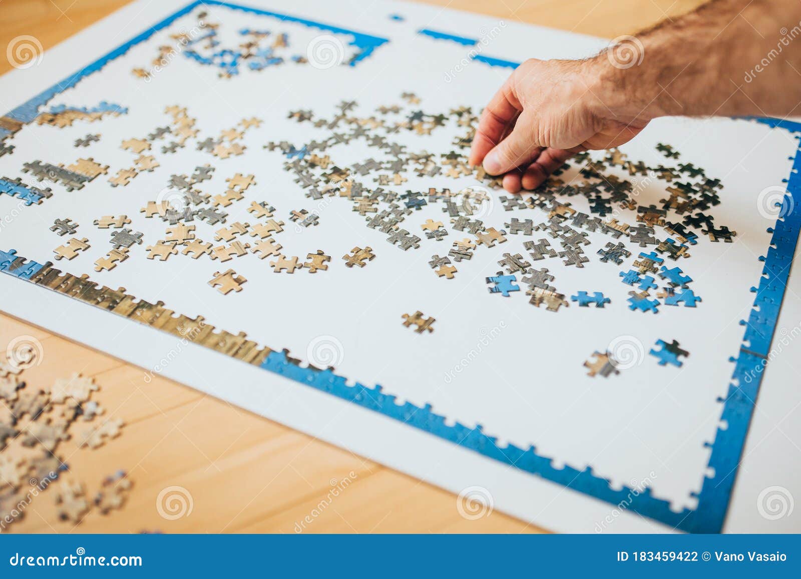 Prevención La Alzheimer Para Ancianos Plegando Un Rompecabezas De Imágenes De Pequeñas Piezas Foto de archivo - Imagen de pérdida, problema: