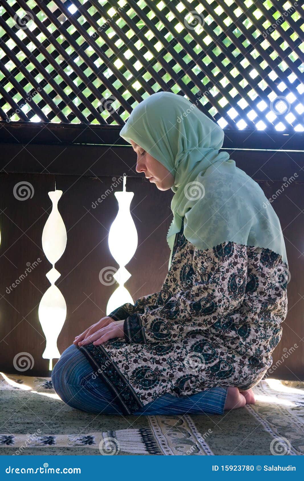 Prière de femme de l'Islam photo stock. Image du islamique - 15923780