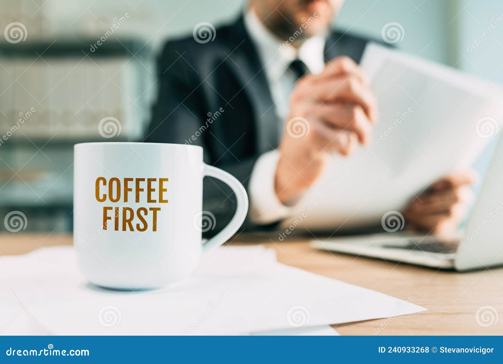 Prima Citazione Di Caffè Sulla Tazza Bianca in Un Business Office  Businessman Leggendo Il Rapporto Finanziario Sul Retro Fotografia Stock -  Immagine di commercio, importante: 240933268