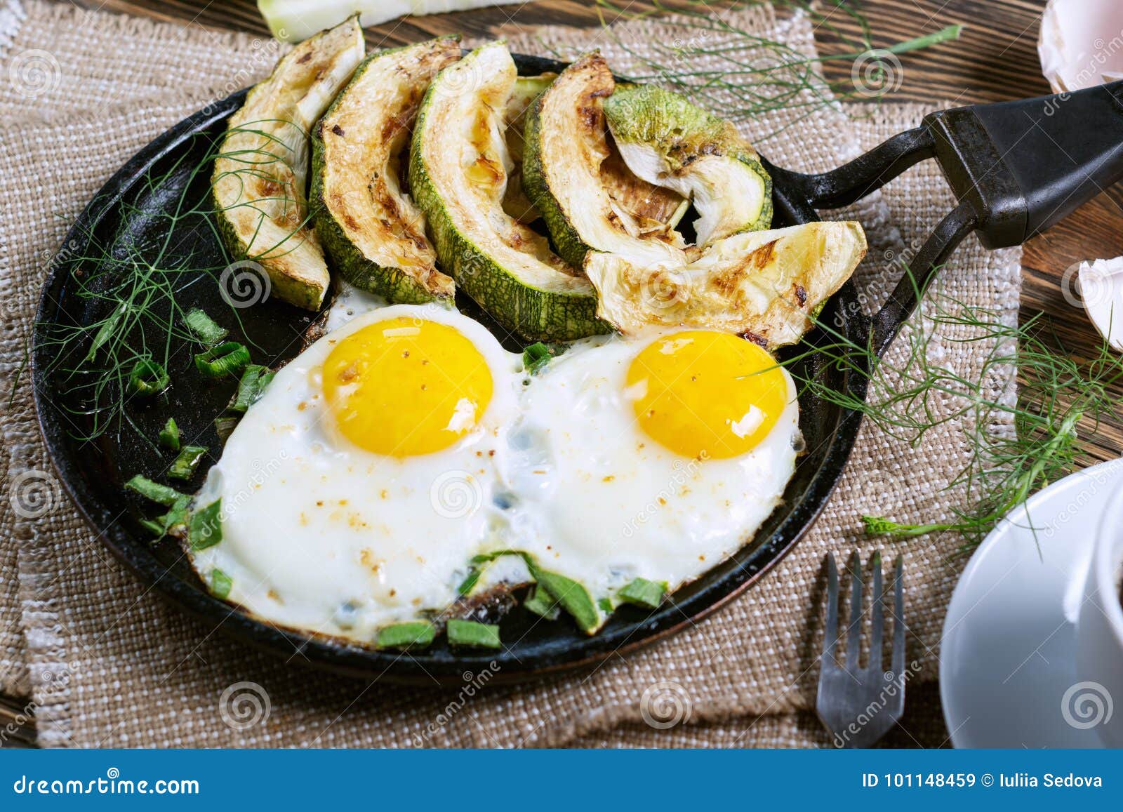 Prima colazione casalinga - uova rimescolate, fette dello zucchini e caffè nero DOF basso