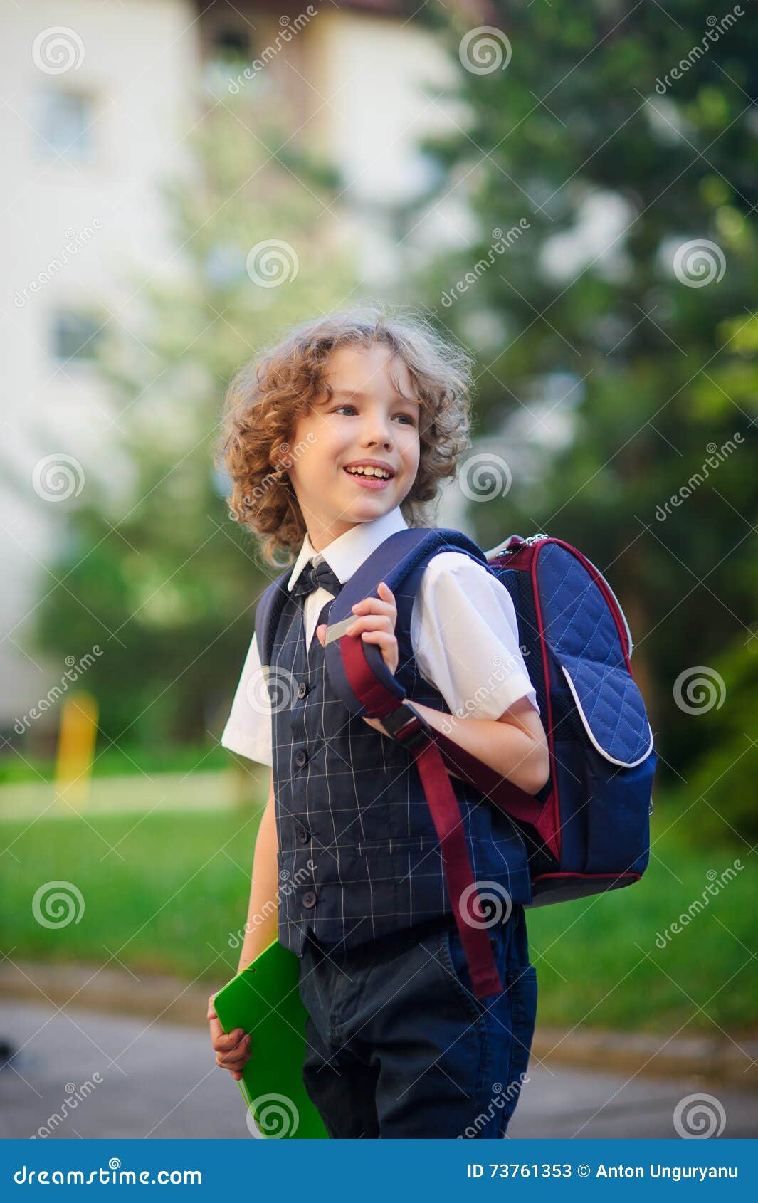 https://thumbs.dreamstime.com/z/primary-school-students-standing-yard-little-schoolboy-smartly-dressed-behind-boy-s-backpack-73761353.jpg