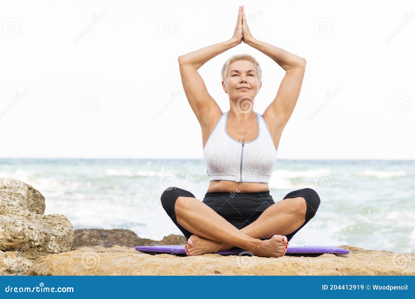 Primeira Vista Mulher a Fazer Ioga Na Praia. Espaço De Cópia Para Mockup  Imagem de Stock - Imagem de aposentadoria, praia: 204412919