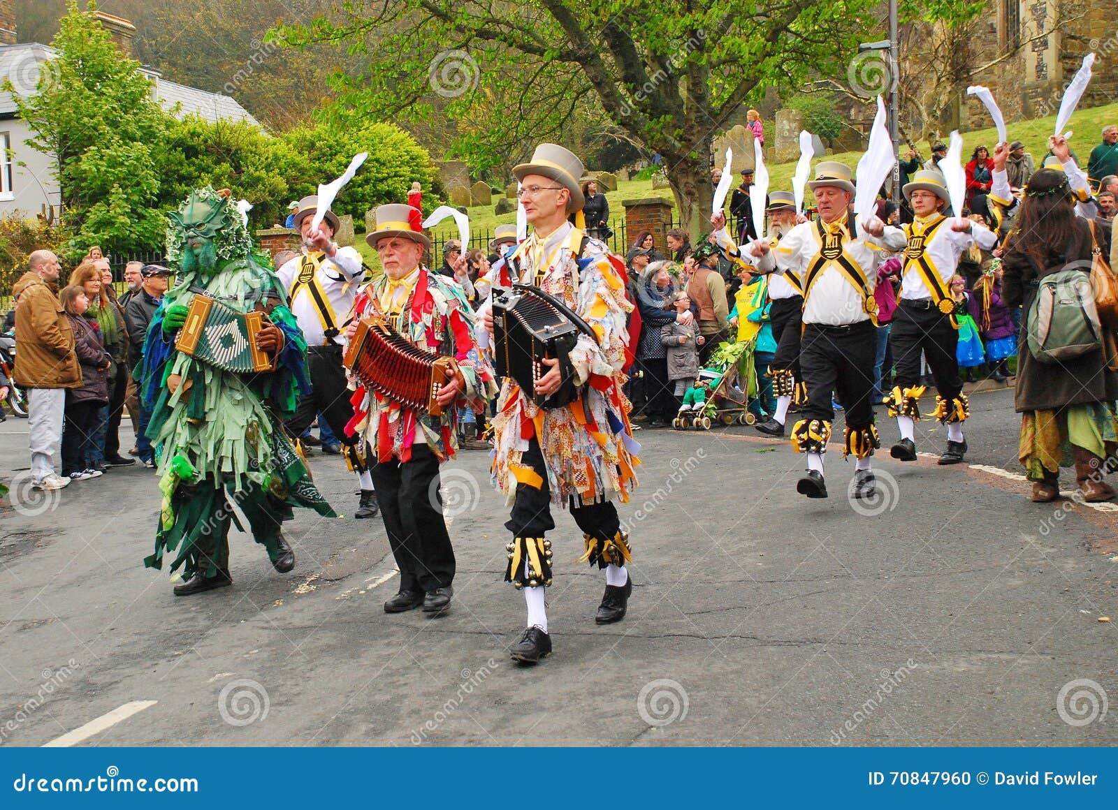 Primeiro de maio Morris, Hastings. Os dançarinos de Morris executam durante a parada através da cidade velha no festival anual de Jack In The Green em Hastings em Sussex do leste, Inglaterra o 2 de maio de 2016 O evento marca o feriado do primeiro de Maio em Grâ Bretanha