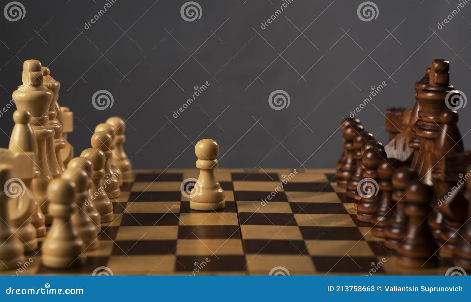Mão masculina se movendo peão no tabuleiro de xadrez, começando o jogo.  fazendo o conceito de decisão de negócios.