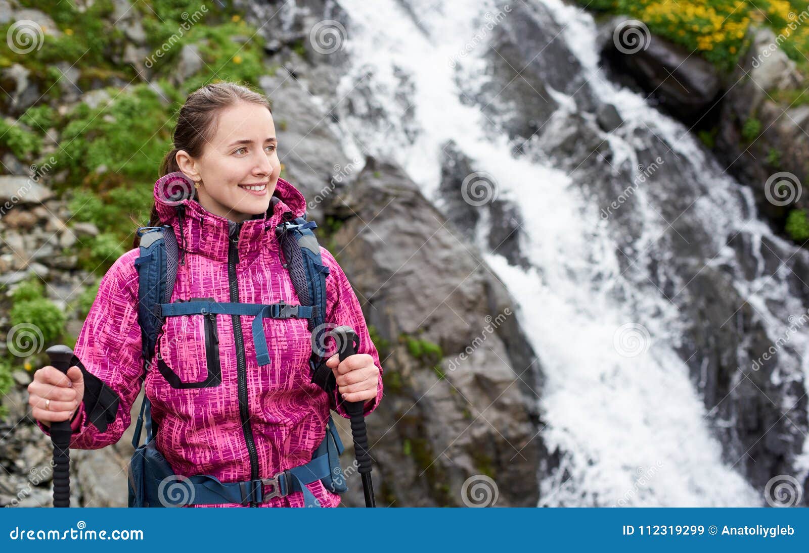 Primer De La Mujer Bonita Contra La Cascada Balea En Las Montanas De Fagarash Imagen De Archivo Imagen De Contra Fagarash