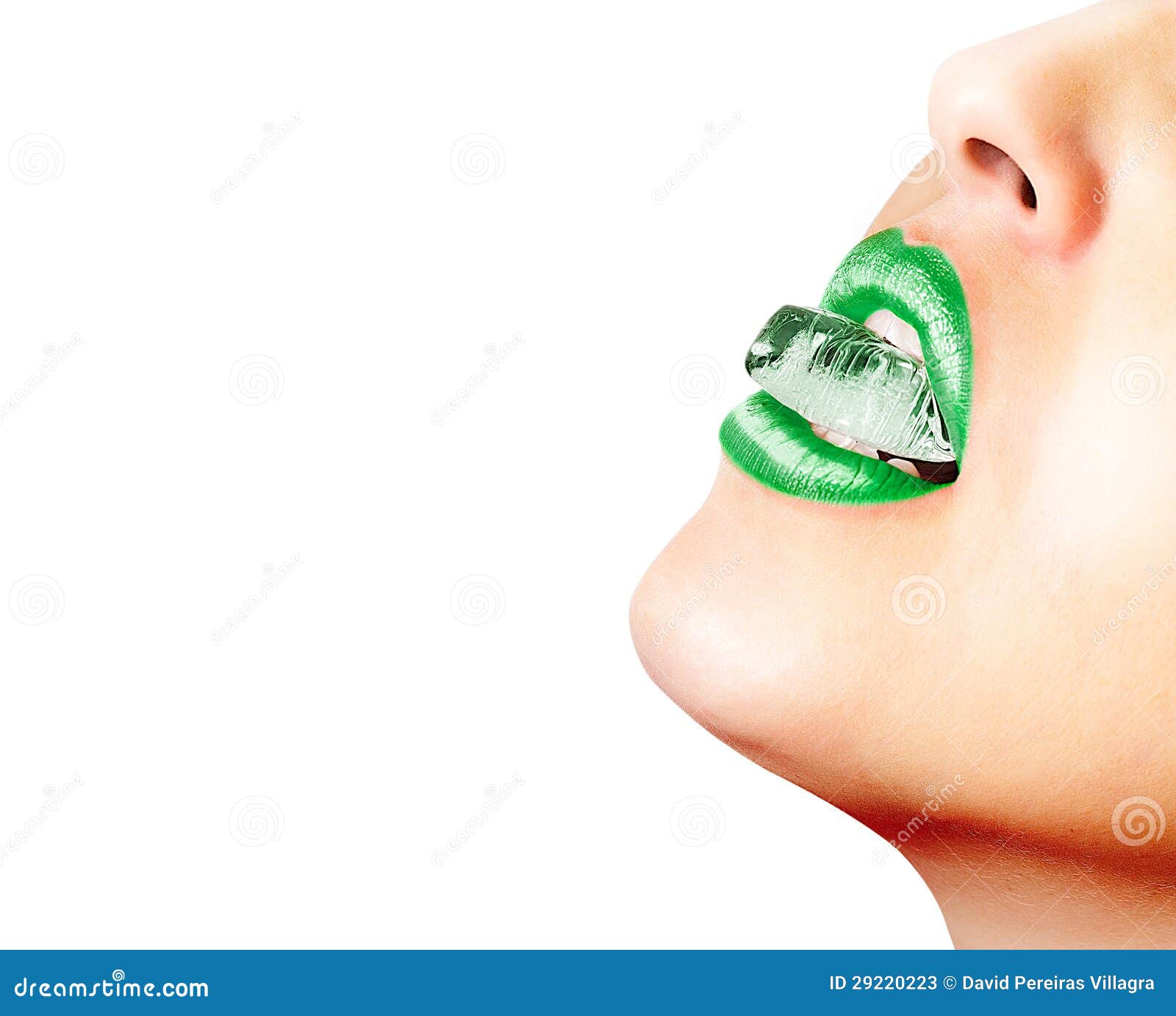 Primer de la pizca verde de los labios un cubo de hielo. Primer de labios sensuales con el lápiz labial verde y un cubo de hielo