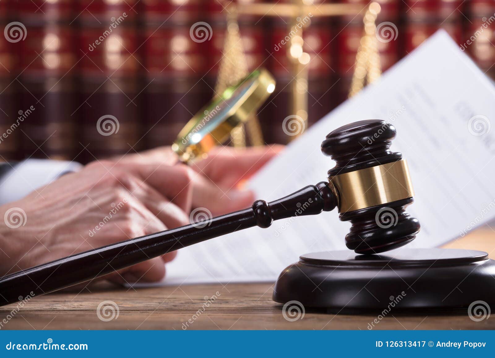 Primer De Mallet on Wooden Desk Imagen de archivo Imagen de mano