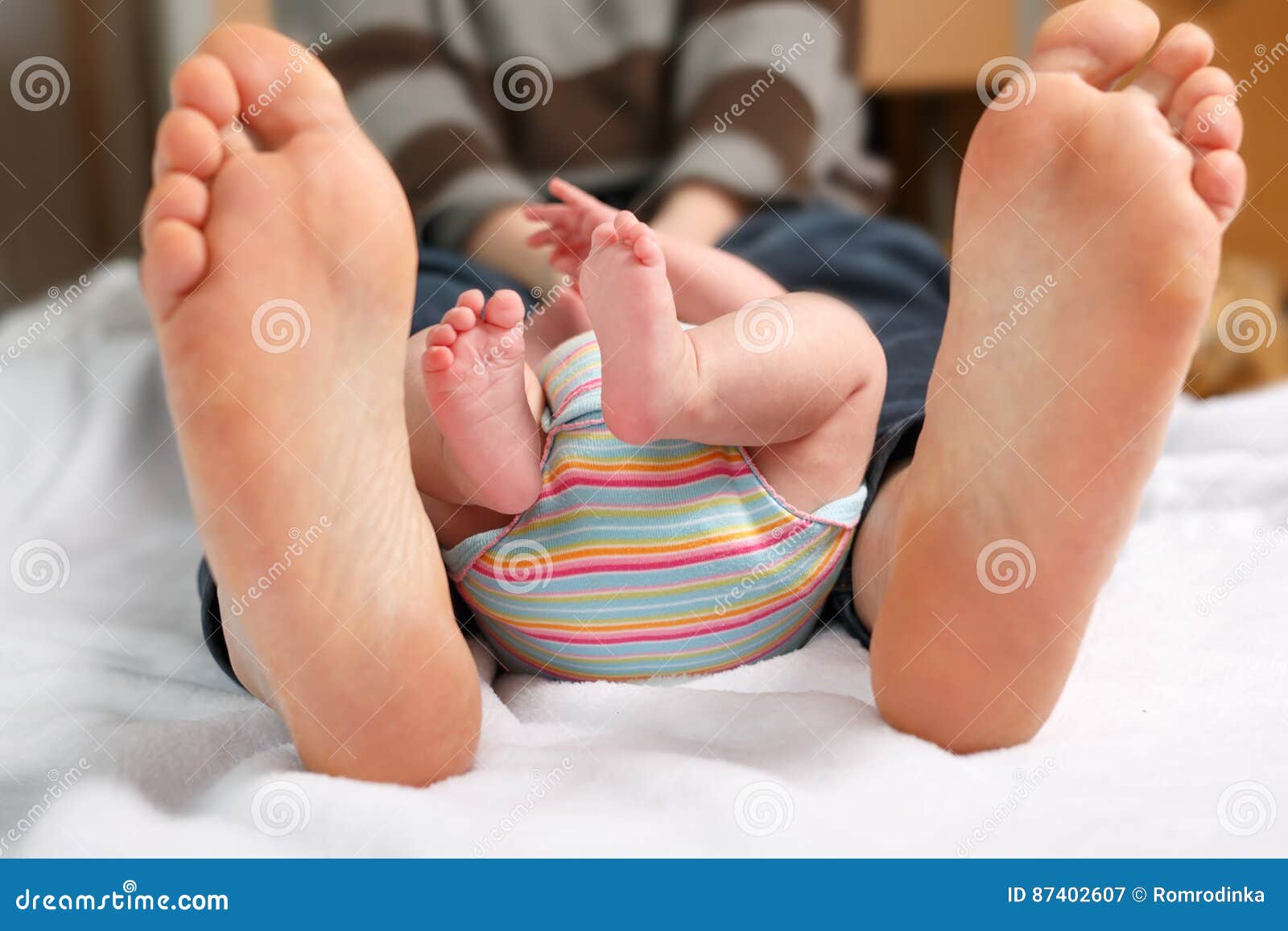 Primer De Pies Enormes Del Padre Y Del Pequeno Bebe Recien Nacido Imagen De Archivo Imagen De Muchacha Familia Primer De Pies Enormes Del Padre Y Del Pequeno Bebe Recien Nacido Imagen De Archivo Imagen De Muchacha Familia