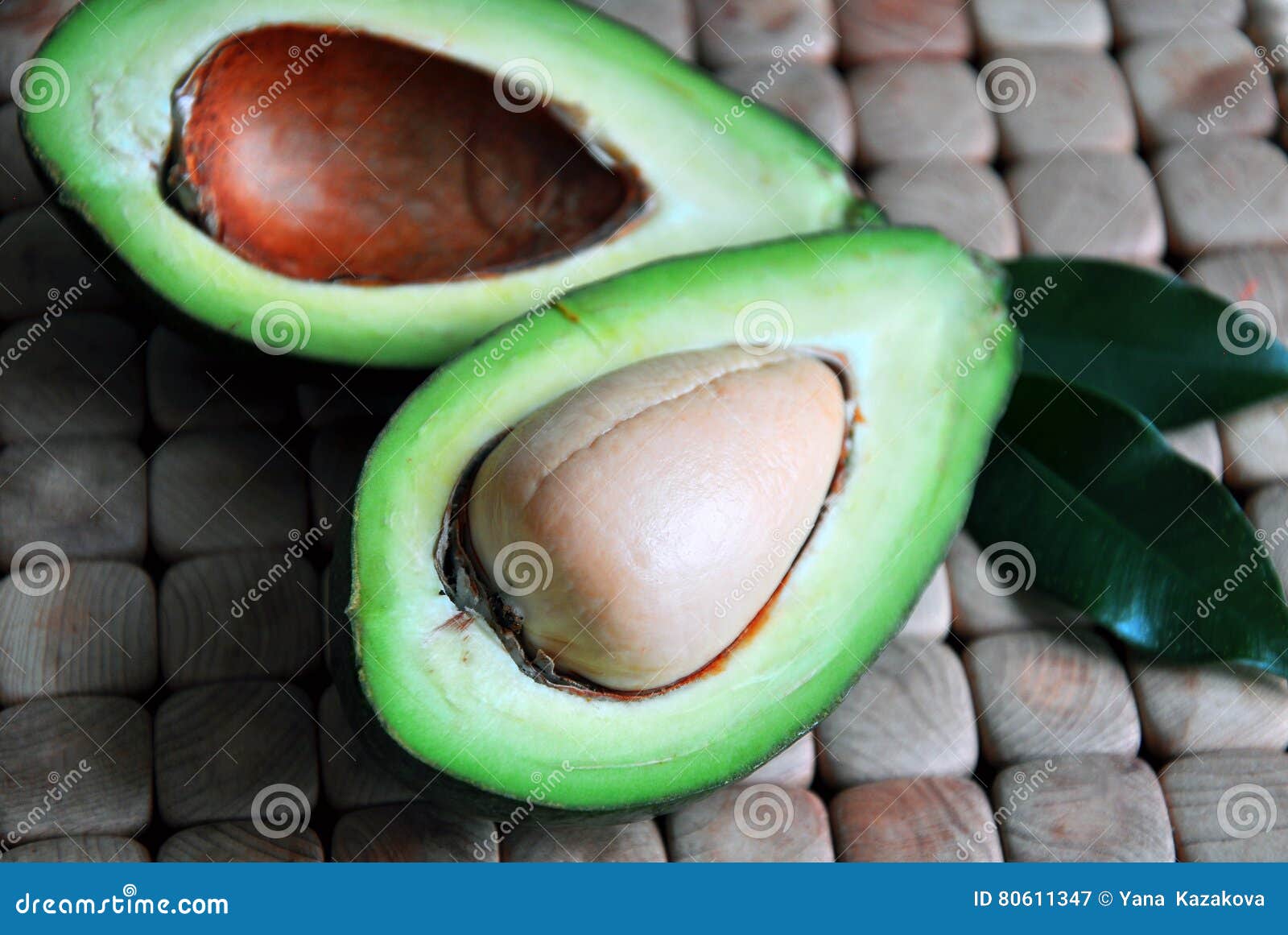 Primer De Un Aguacate Con Las Hojas Imagen de archivo Imagen de plato