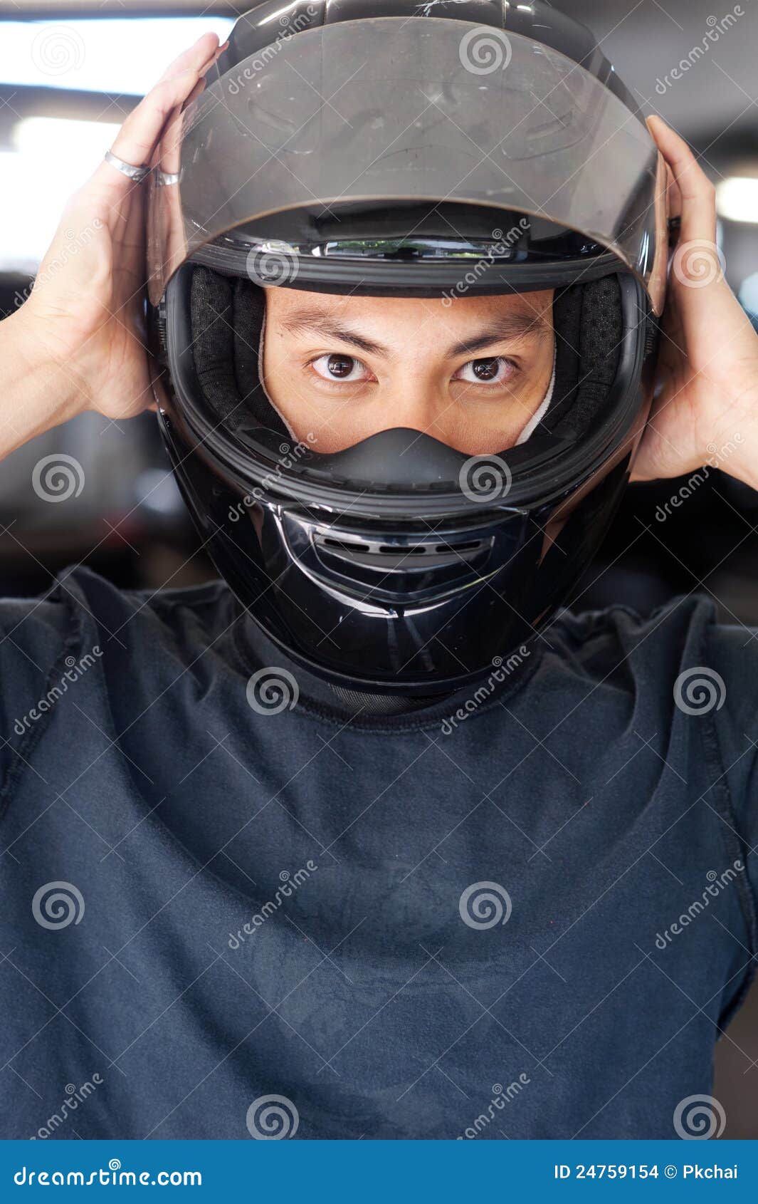 Hombre con casco moto: Más de 368,860 fotos de stock con licencia libres de  regalías