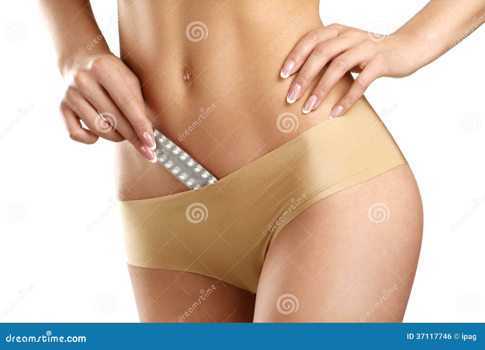 Primer de una mujer hermosa joven que muestra píldoras anticonceptivas en blanco