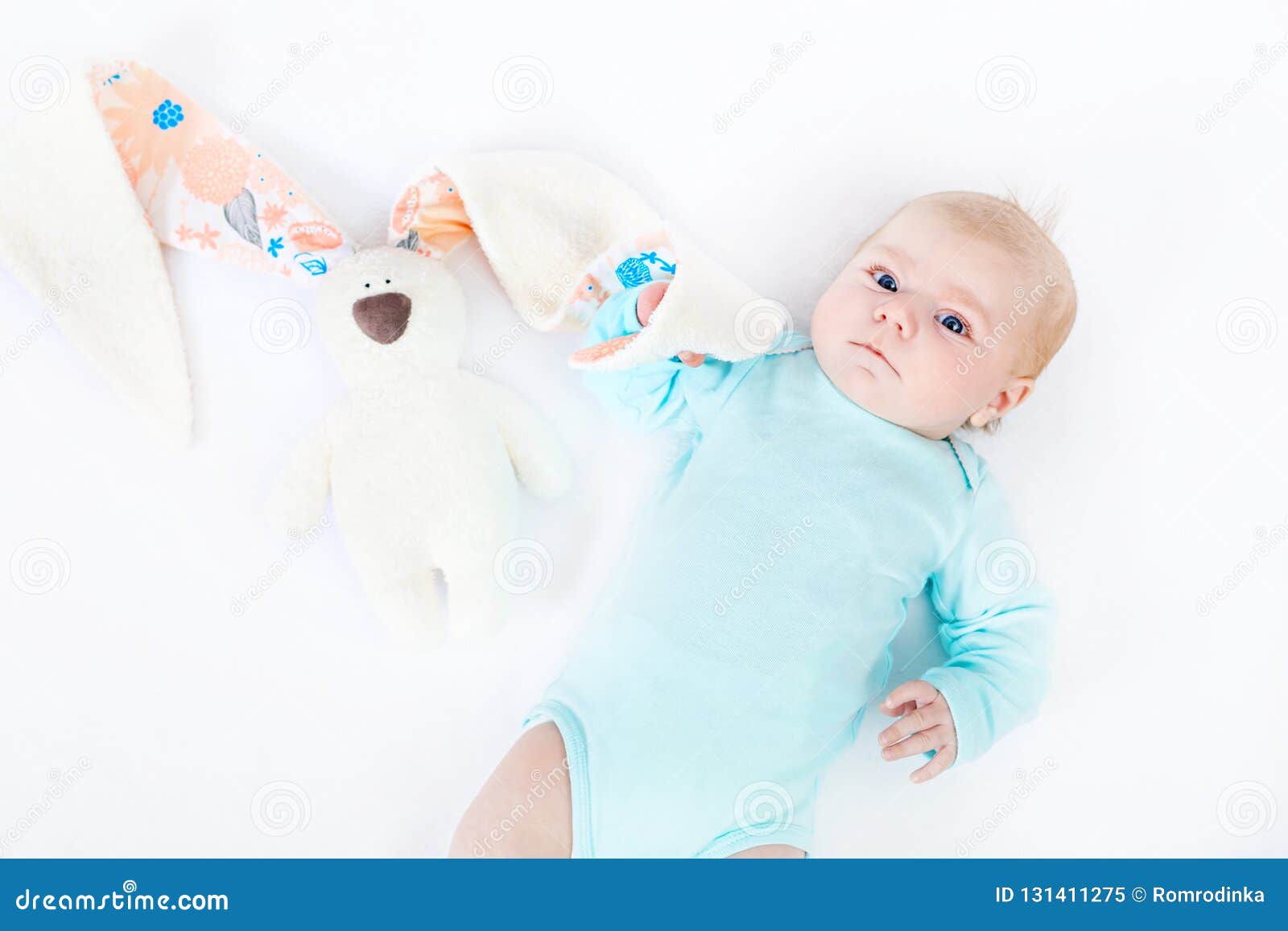 Primer Del Bebe Recien Nacido Lindo Adorable De Dos Meses En El Fondo Blanco Nino Precioso Que Juega Con El Conejo De La Felpa Imagen De Archivo Imagen De Hembra Cabrito