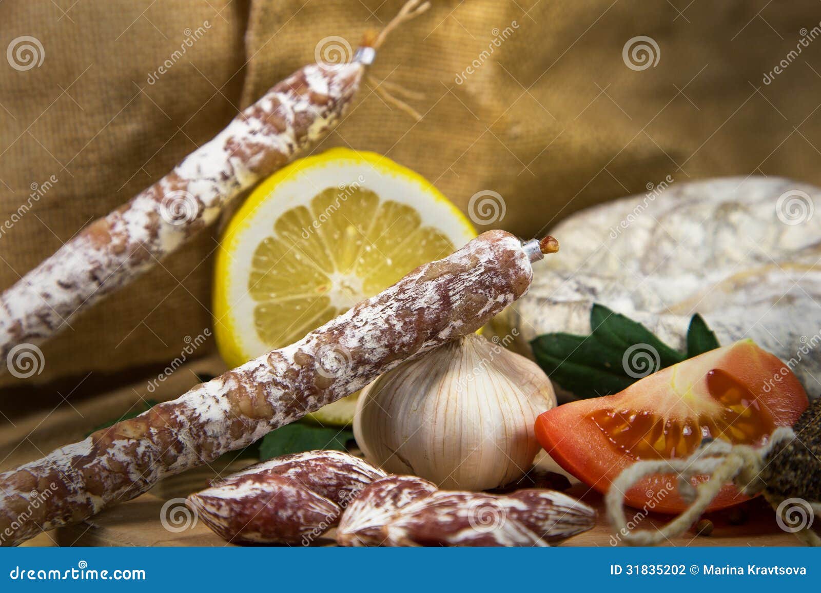 Primer Francés Del Salami Con Ajo Foto de archivo Imagen de carne