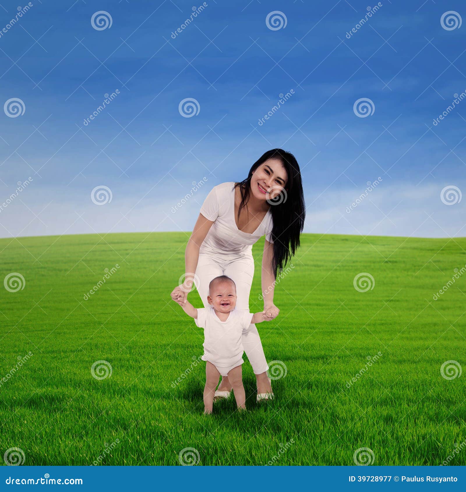 Primer intento a caminar imagen de archivo. Imagen de crianza 39728977