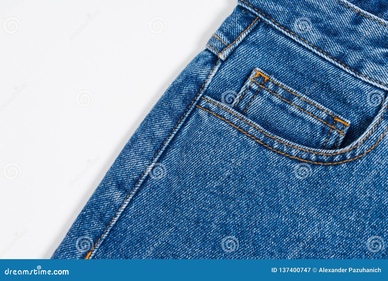 https://thumbs.dreamstime.com/z/primer-material-de-los-tejanos-un-bolsillo-lateral-textura-del-dril-algod%C3%B3n-en-el-fondo-blanco-137400747.jpg