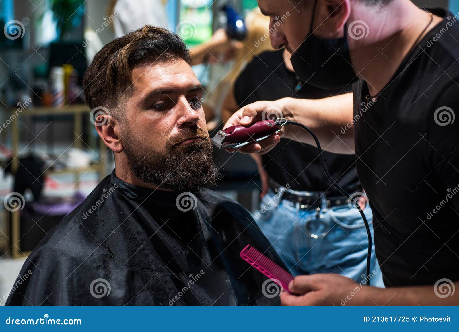Primer Plano De Barba Estilo Barbero a Hombre En Peluquería Estilista  Personal Barbero Imagen de archivo - Imagen de brutal, lifestyle: 213617725