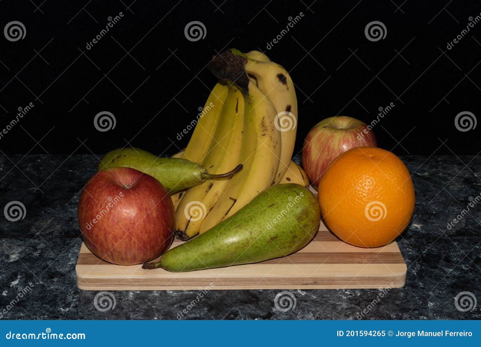 primer plano de imagen de frutas, plÃÂ¡tanos, manzanas peras y naranja colocadas sobre mesa