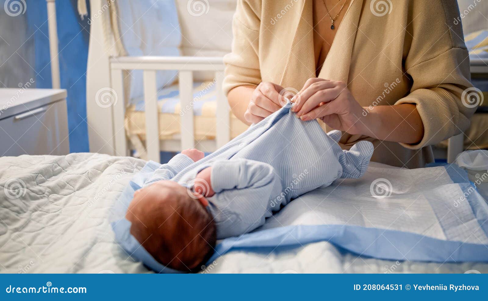 aplausos tanto Oclusión Primer Plano De La Joven Vestir a Su Bebé Recién Nacido Niño En Ropa Nueva  Limpia Y Seca. Noches Sin Dormir Y Cuidado De Los Padre Imagen de archivo -  Imagen de