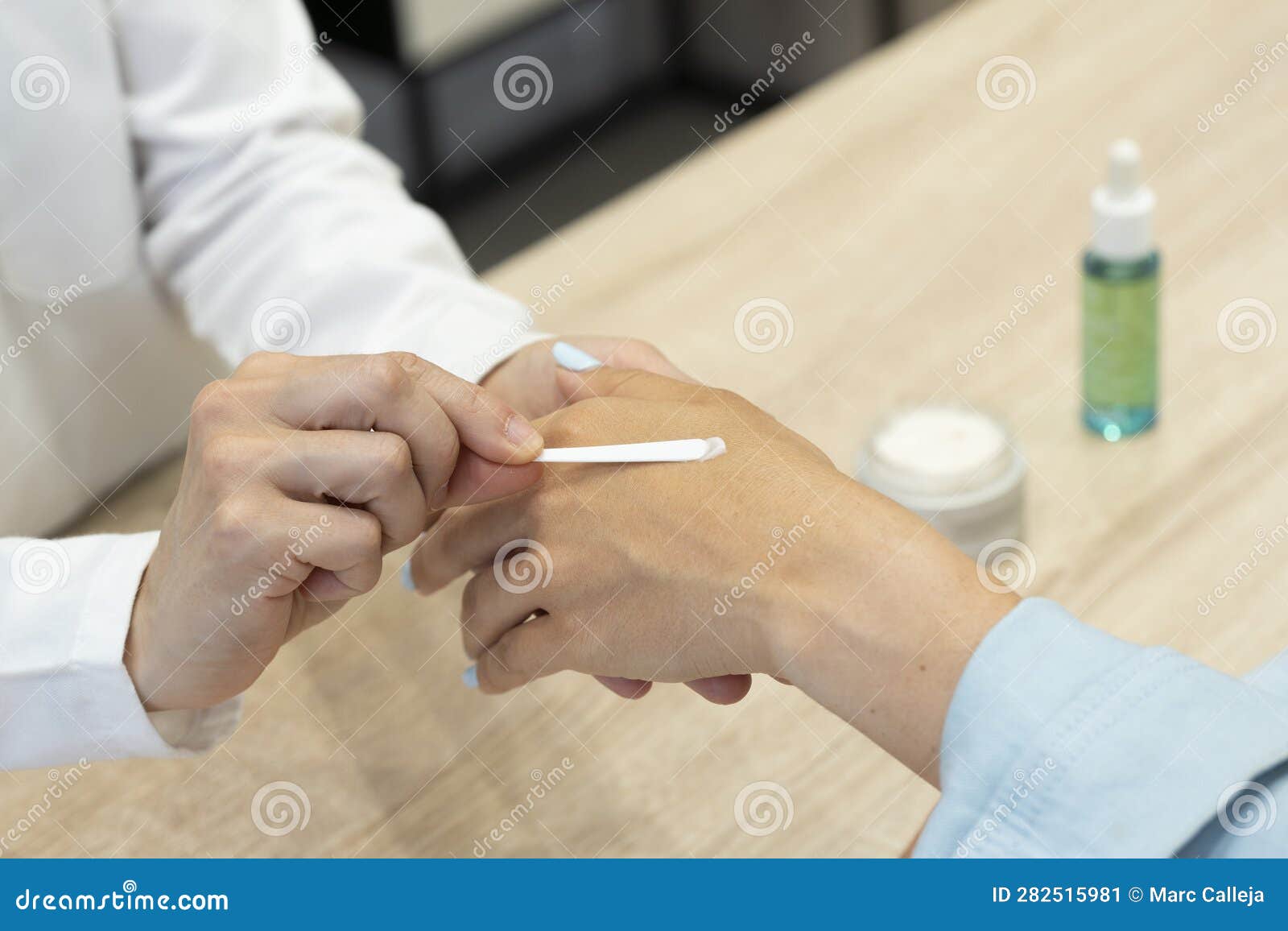 una mujer probando una crema para la piel en una farmacia