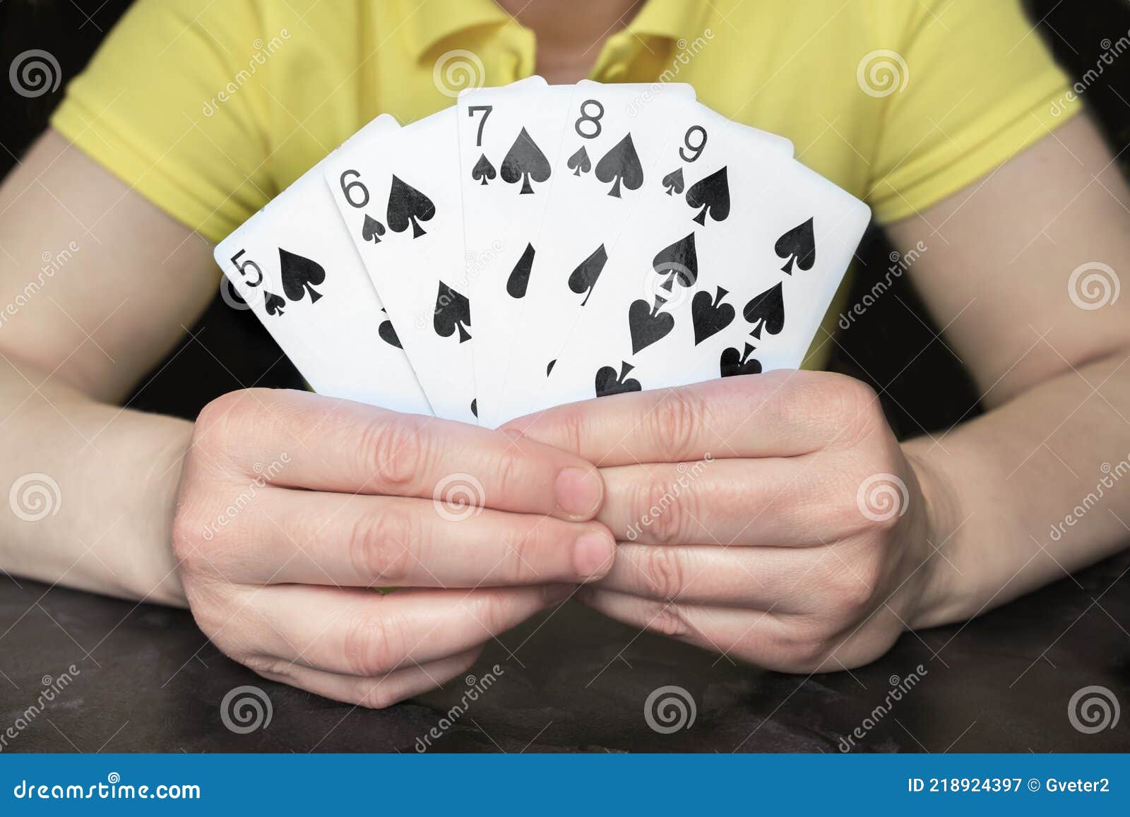 Primer Plano De Las Manos Sosteniendo Cinco Cartas Con Un Poker Color De Una De Imagen de archivo - Imagen de tenencia, casino: 218924397