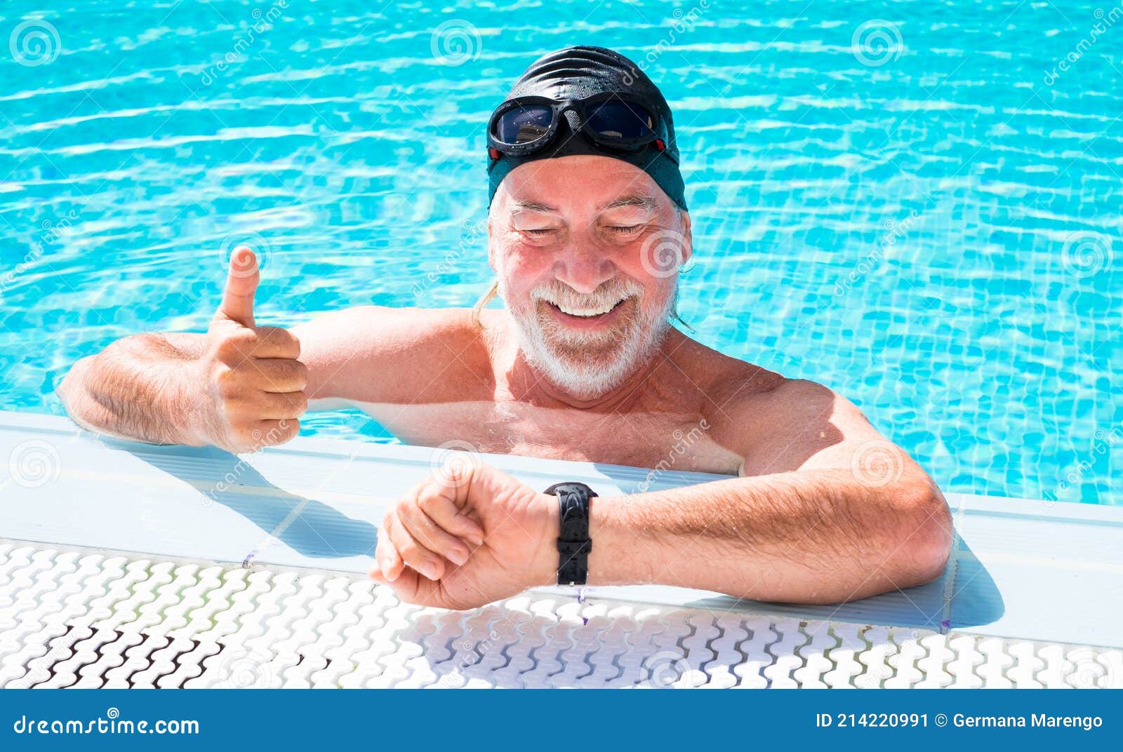 Primer plano de un hombre senior con un gorro de piscina azul y