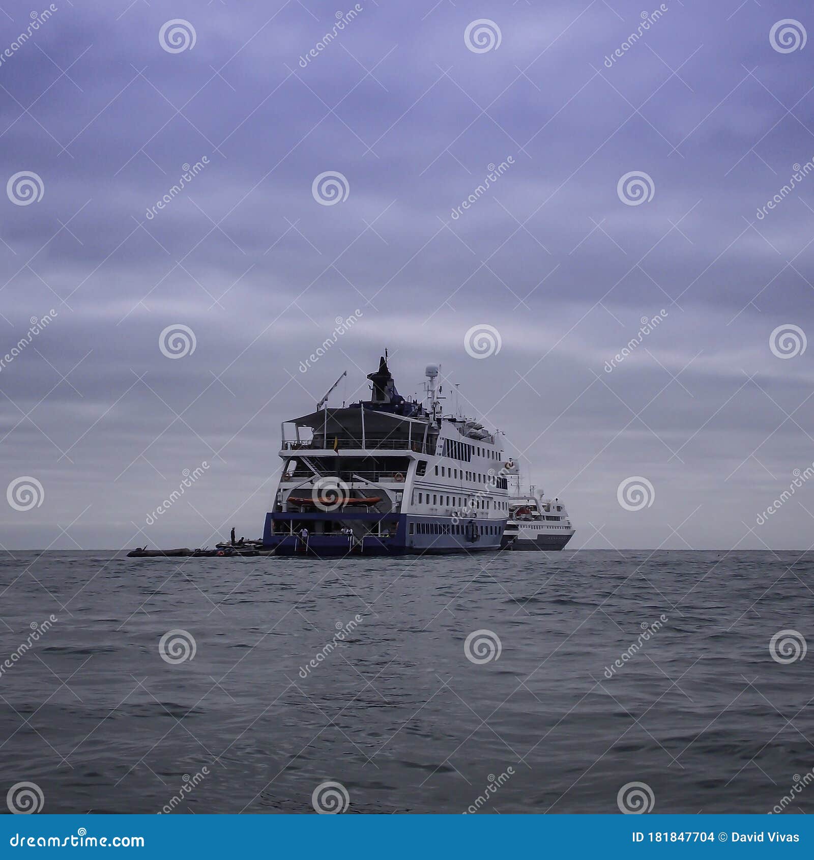 crucero en alta mar. barco de carga. transporte marÃÂ ÃÂ ÃâÃÂ ÃâÃâÃÂ ÃâÃâÃâÃÂ­timo. galapagos - ecuador.