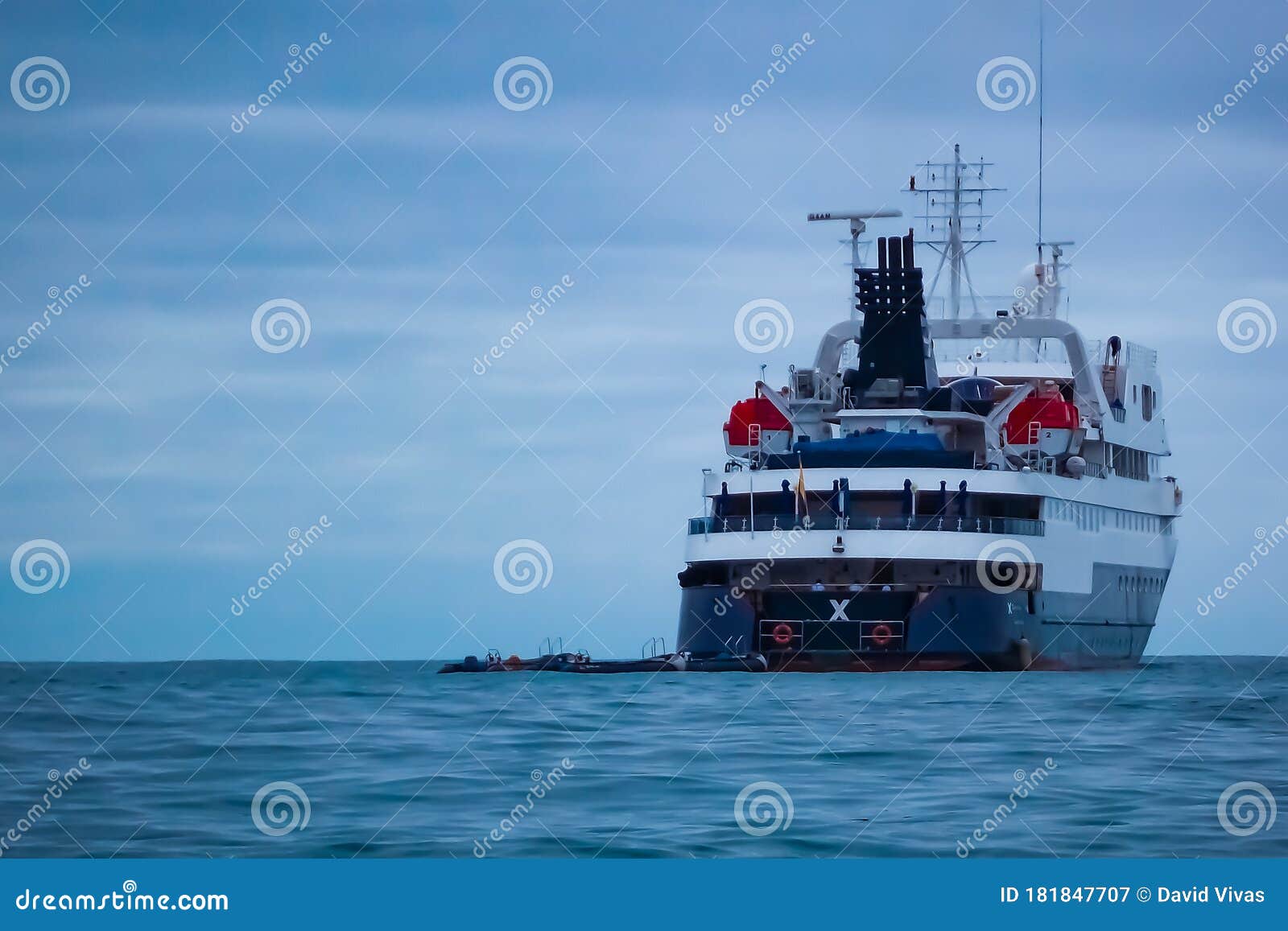 crucero en alta mar. barco de carga. transporte marÃÂ ÃÂ ÃâÃÂ ÃâÃâÃÂ­timo. galapagos - ecuador.