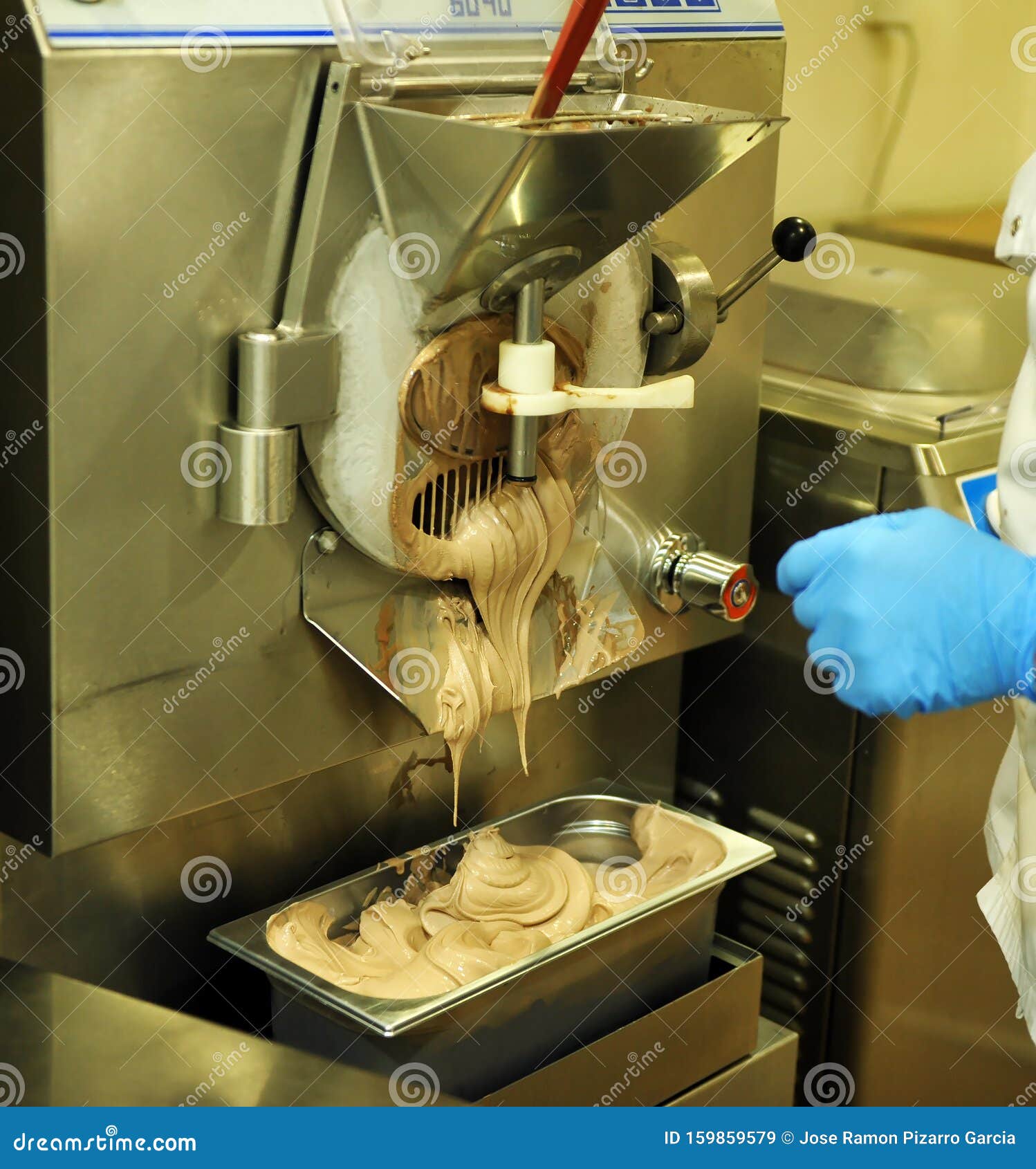 primer plano de un heladero haciendo helado de chocolate