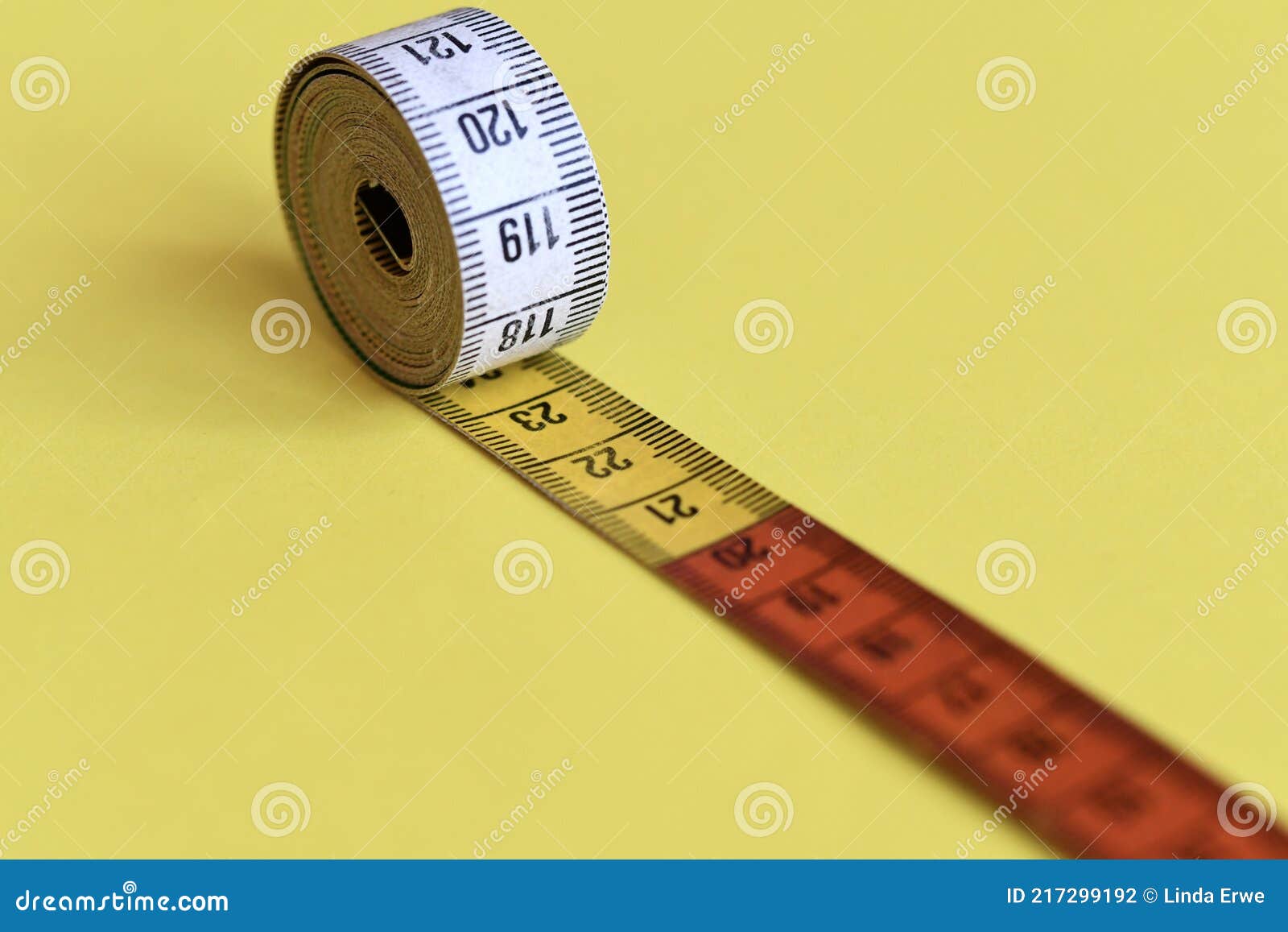 Primer Plano De Una Cinta De Medir Sobre Fondo Amarillo Foto de archivo -  Imagen de talla, escala: 217299192