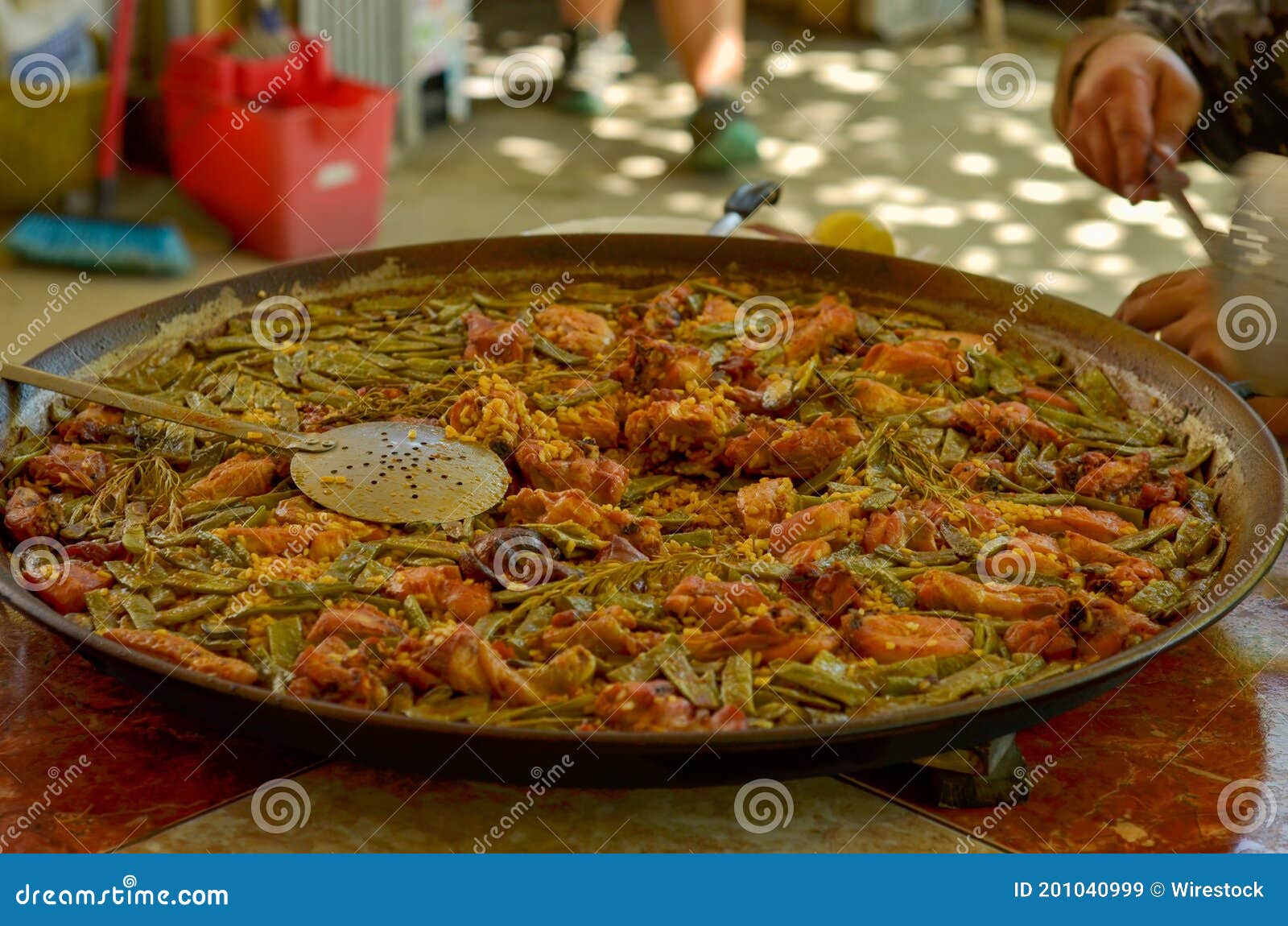 primer plano de una deliciosa paella valenciana espaÃÂ±ola de pollo y conejo