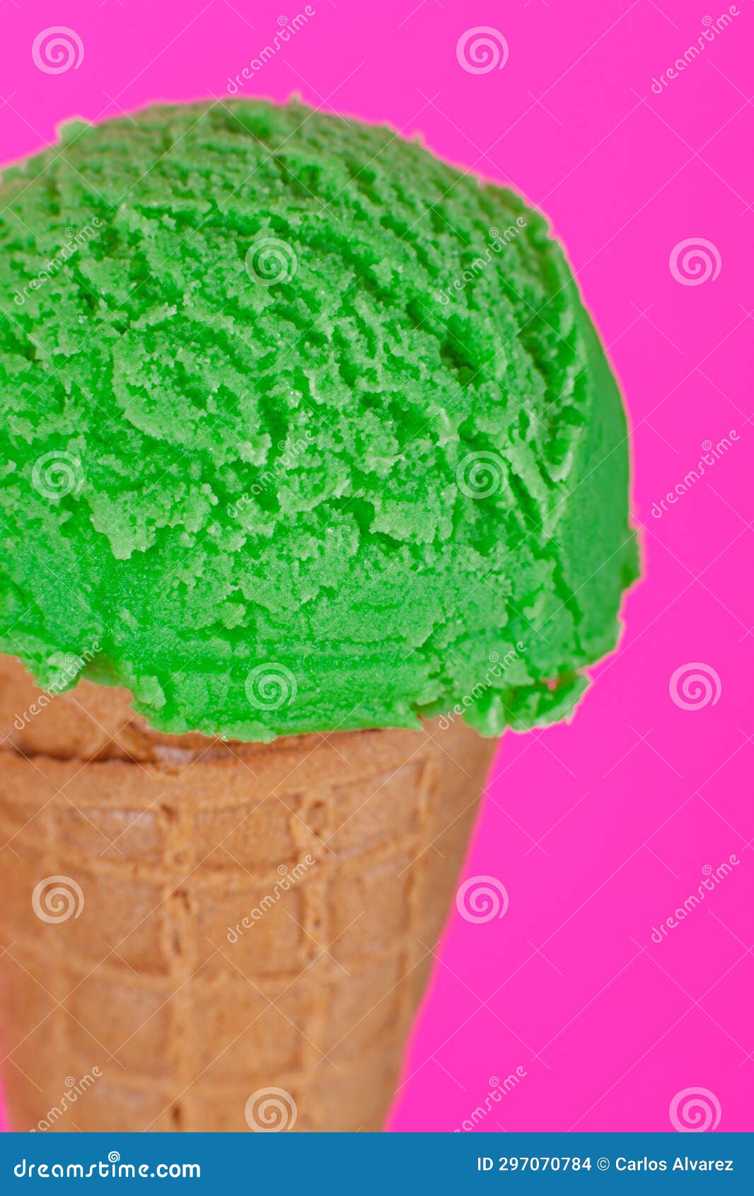 primer plano helado depistacho sobre fondo fucsia