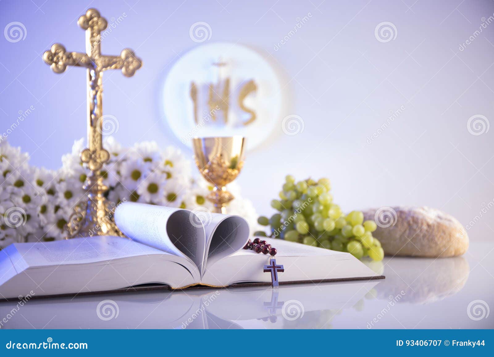 Primera comunión santa imagen de archivo. Imagen de encadenamiento