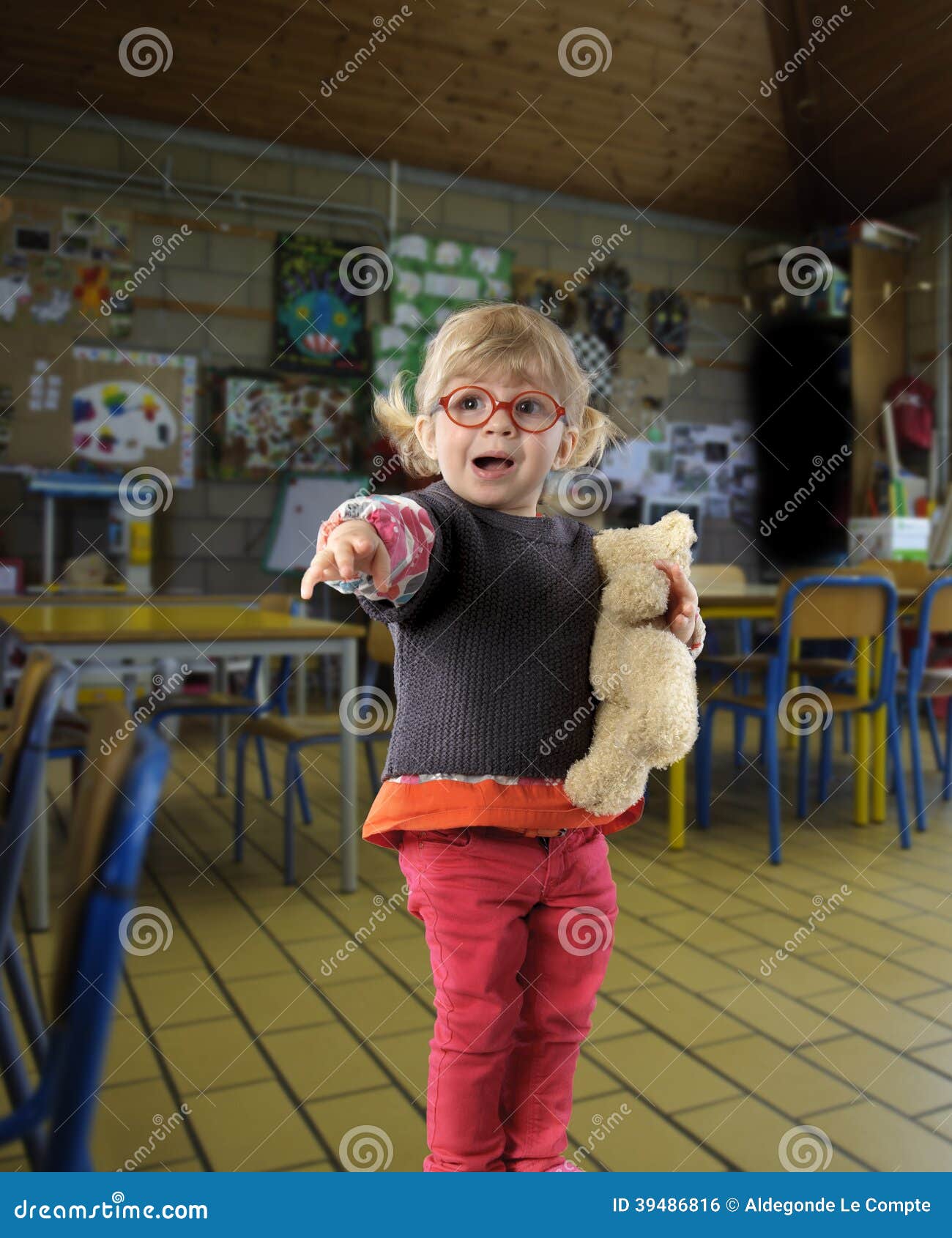 Primo giorno del bambino s nell'asilo, con l'orsacchiotto