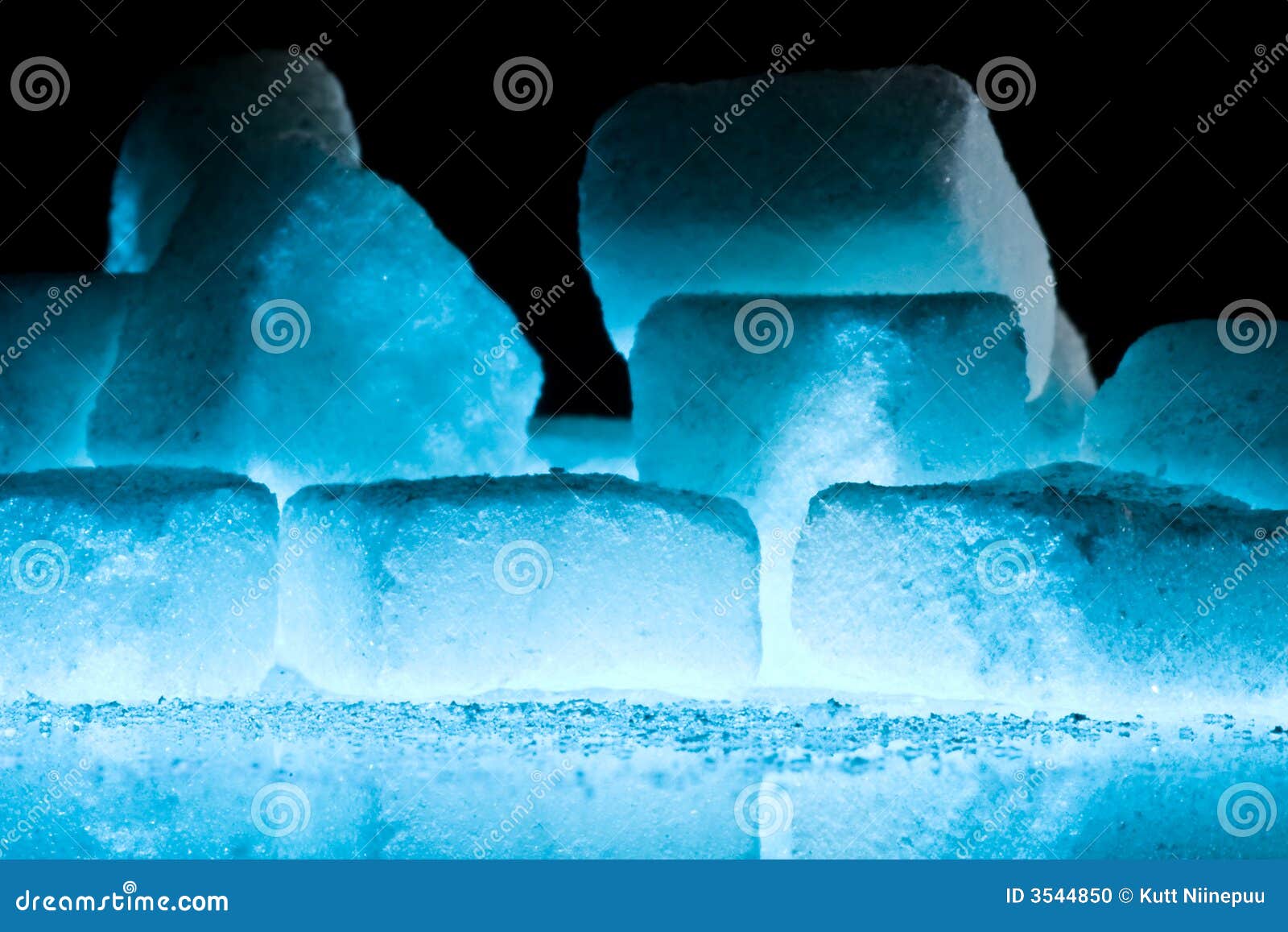 Primo piano blu dei cubi di ghiaccio. Primo piano dei cubi di ghiaccio. Accensione da sotto.