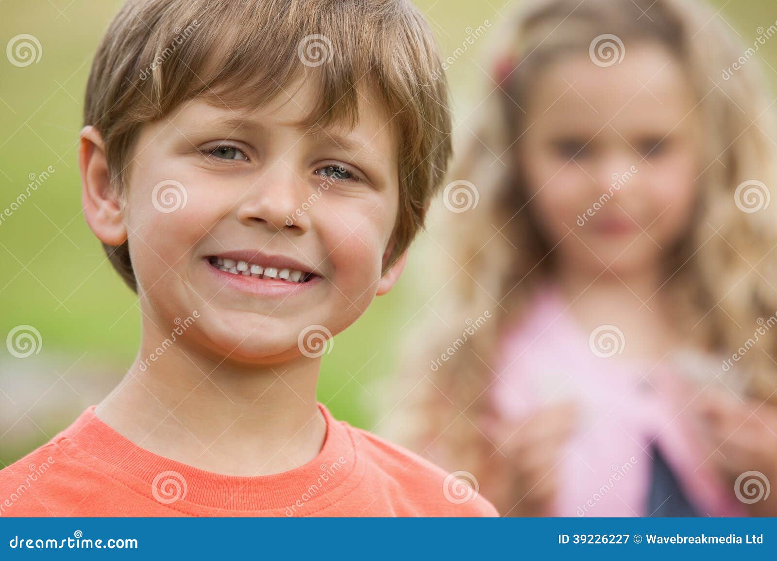 Primo piano dei bambini sorridenti al parco. Un ritratto del primo piano di due bambini sorridenti al parco