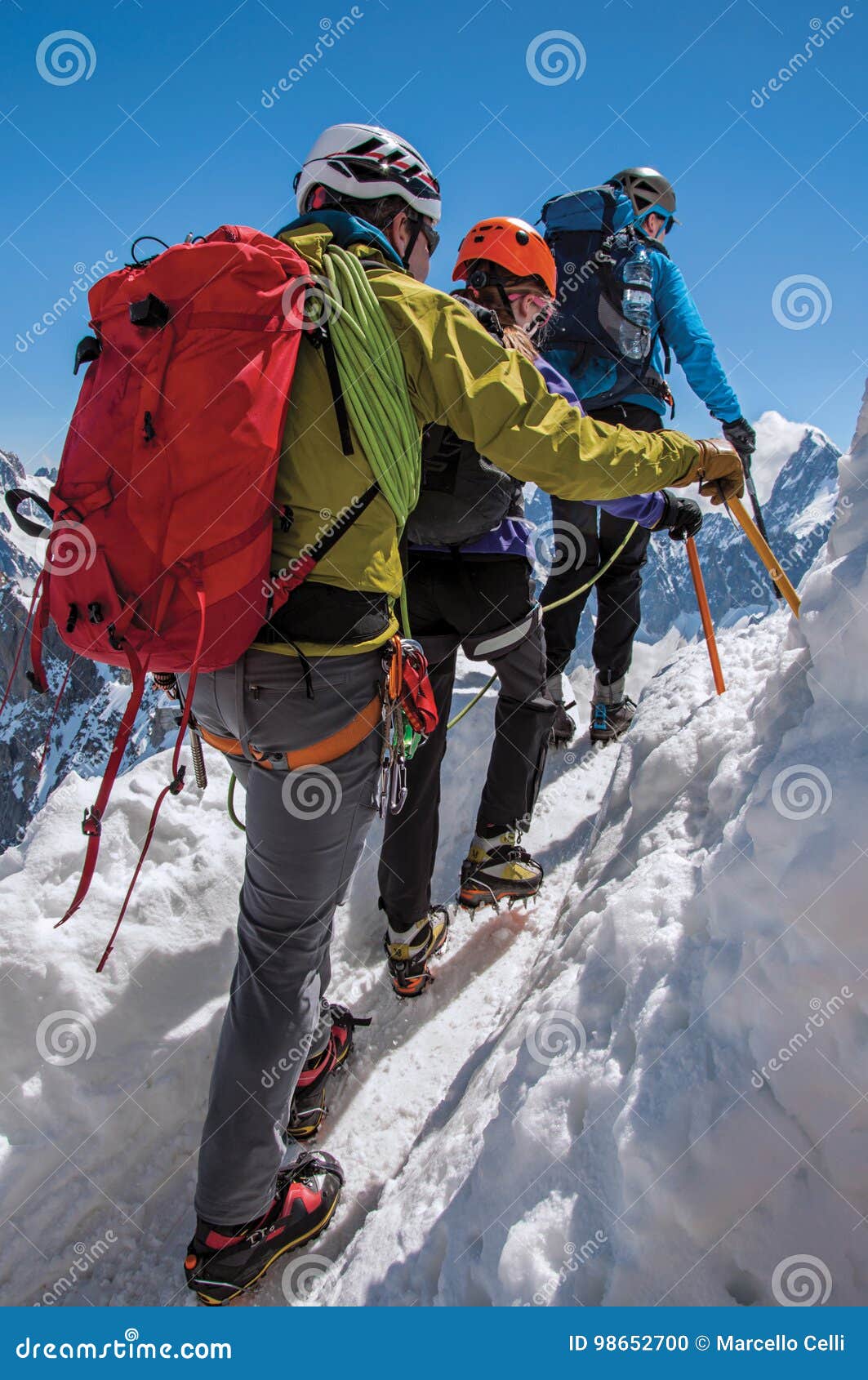 Il primo piano dello scalatore in alpi francesi Chamonix Mont Blanc, montagne alpine abbellisce, chiaro cielo blu nel giorno di estate soleggiato caldo