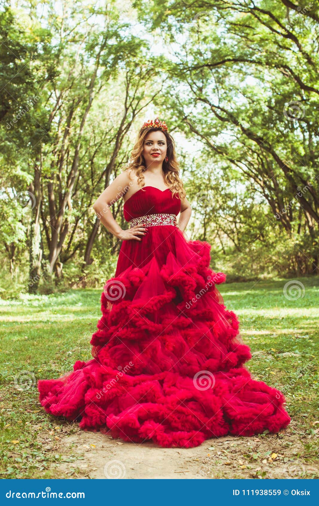 Princesa Con La Corona En Rojo Nublado Imagen de archivo - Imagen de modelo, 111938559
