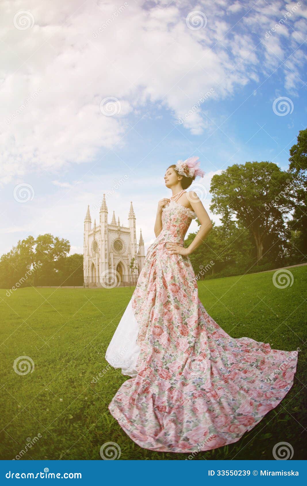 Mulher vestido vermelho vintage velho castelo linda princesa em