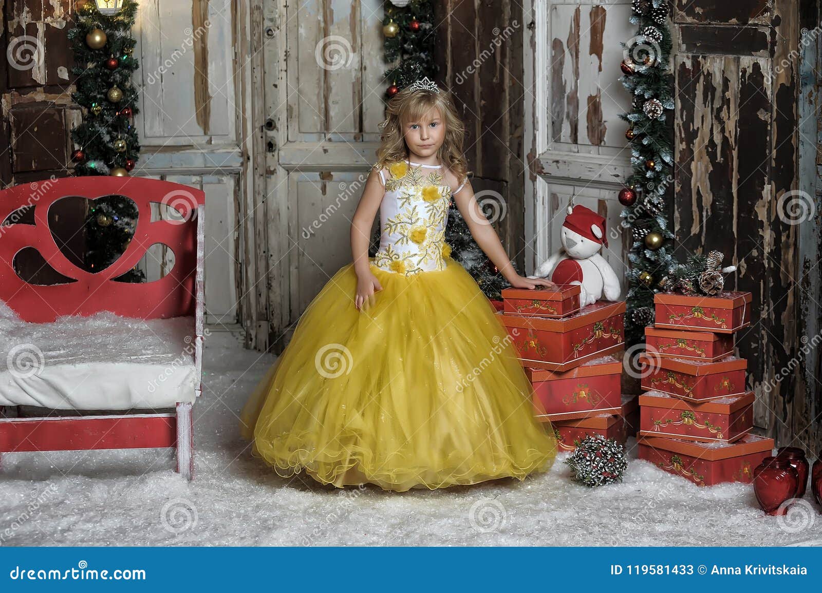 Discreto posponer Modernización Princesa Joven En Un Vestido Elegante En La Navidad Imagen de archivo -  Imagen de familia, vacaciones: 119581433