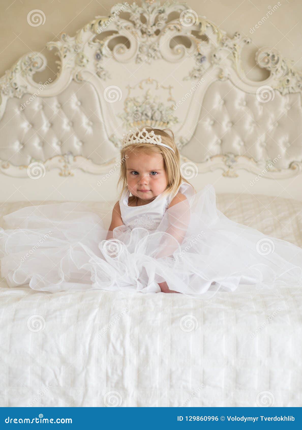 Princesa Pequena Coroa E Penteado Da Tiara Do Desgaste Da Menina Acessório  Do Cabelo Pouco Criança Com Cabelo Louro Longo Pequeno Foto de Stock -  Imagem de pouco, beleza: 129860996