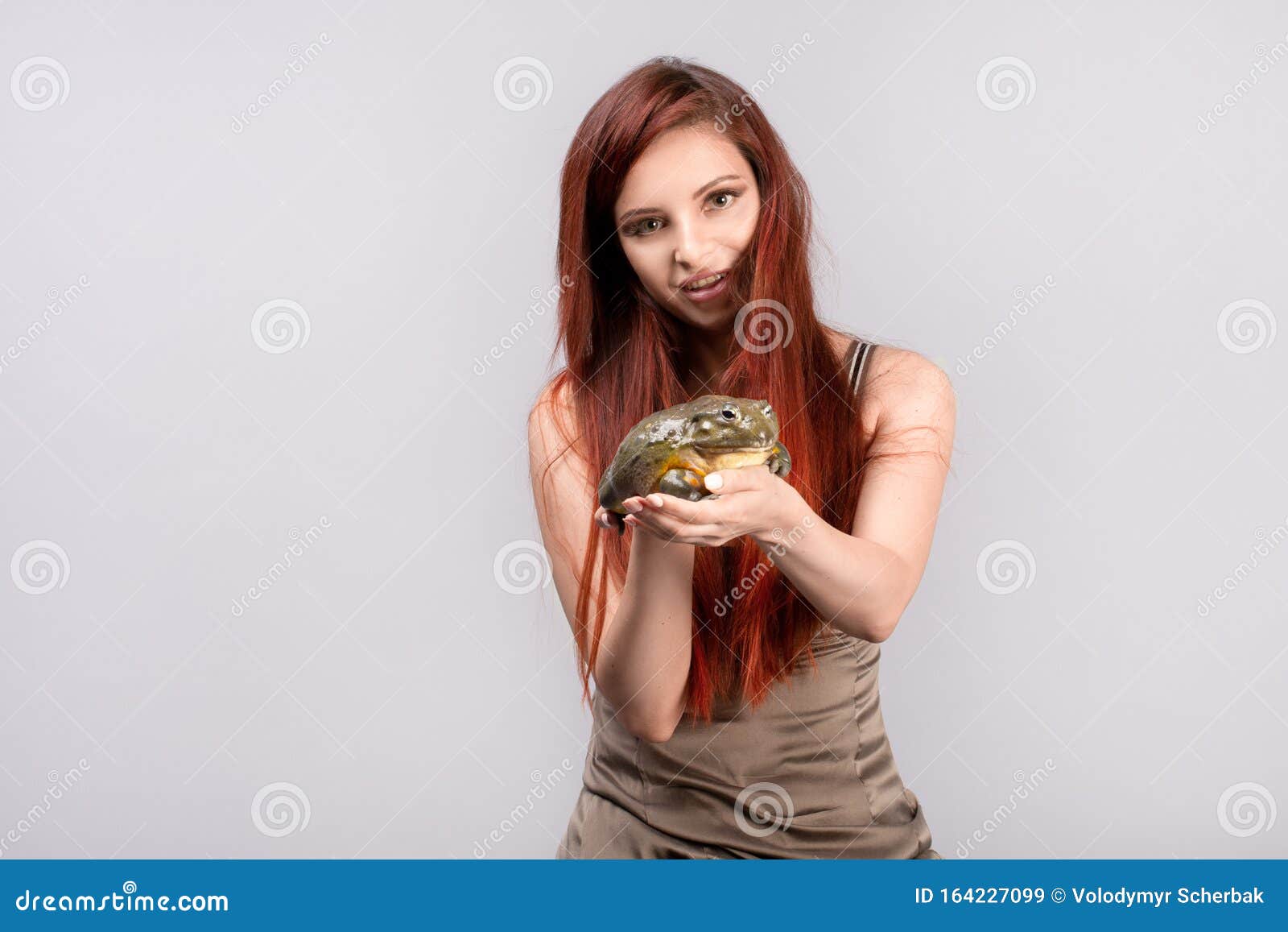 Princesse Et La Grenouille Jolie Rousse Avec Une Grosse Grenouill