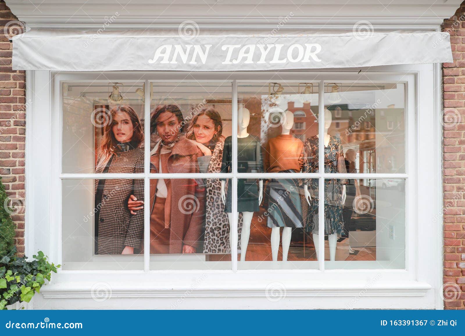 ANN TAYLOR Mall Retail Shop Location Editorial Photography - Image of ...
