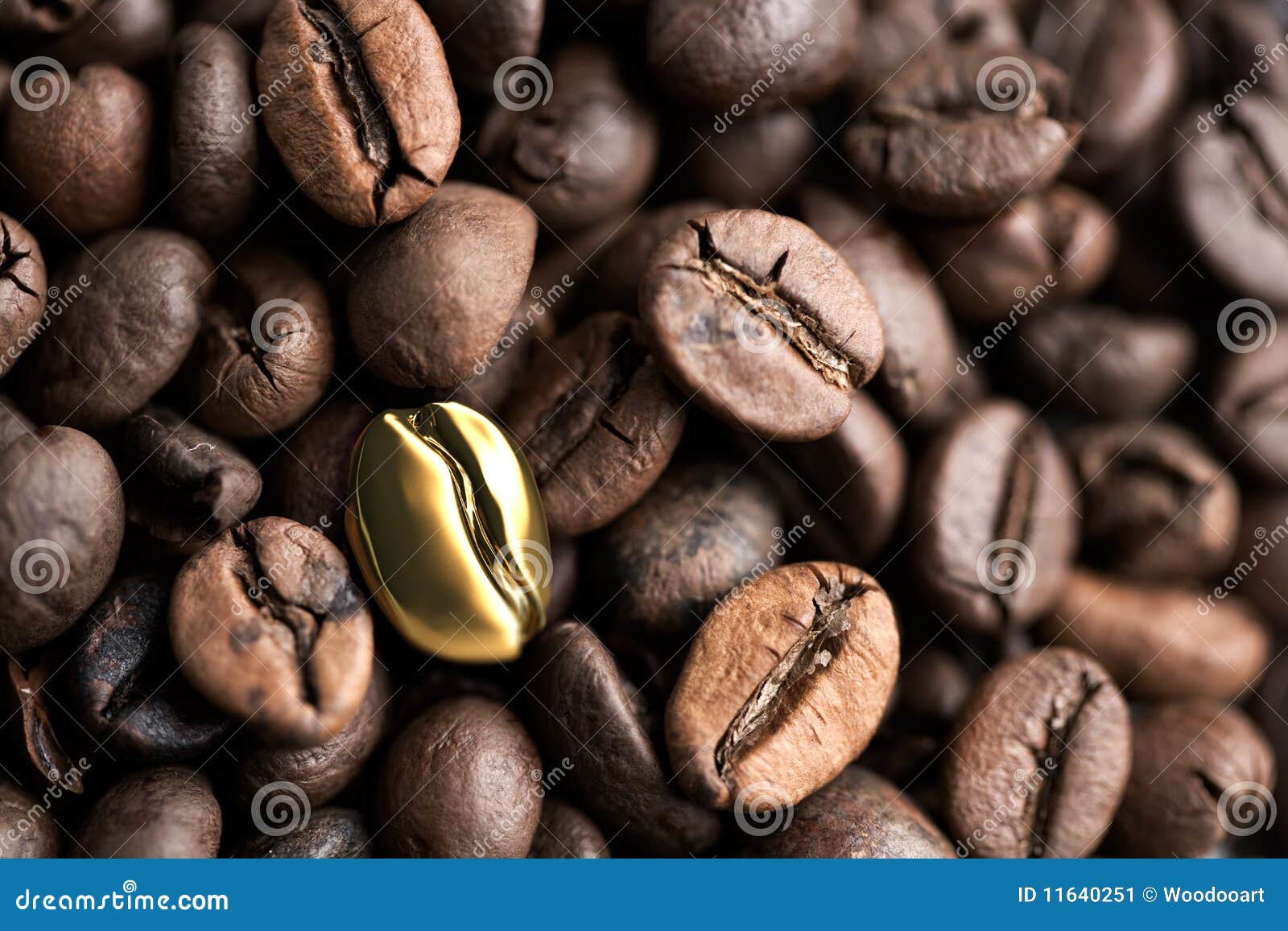Priorità bassa del chicco di caffè. Chicco di caffè dorato con i chicchi di caffè